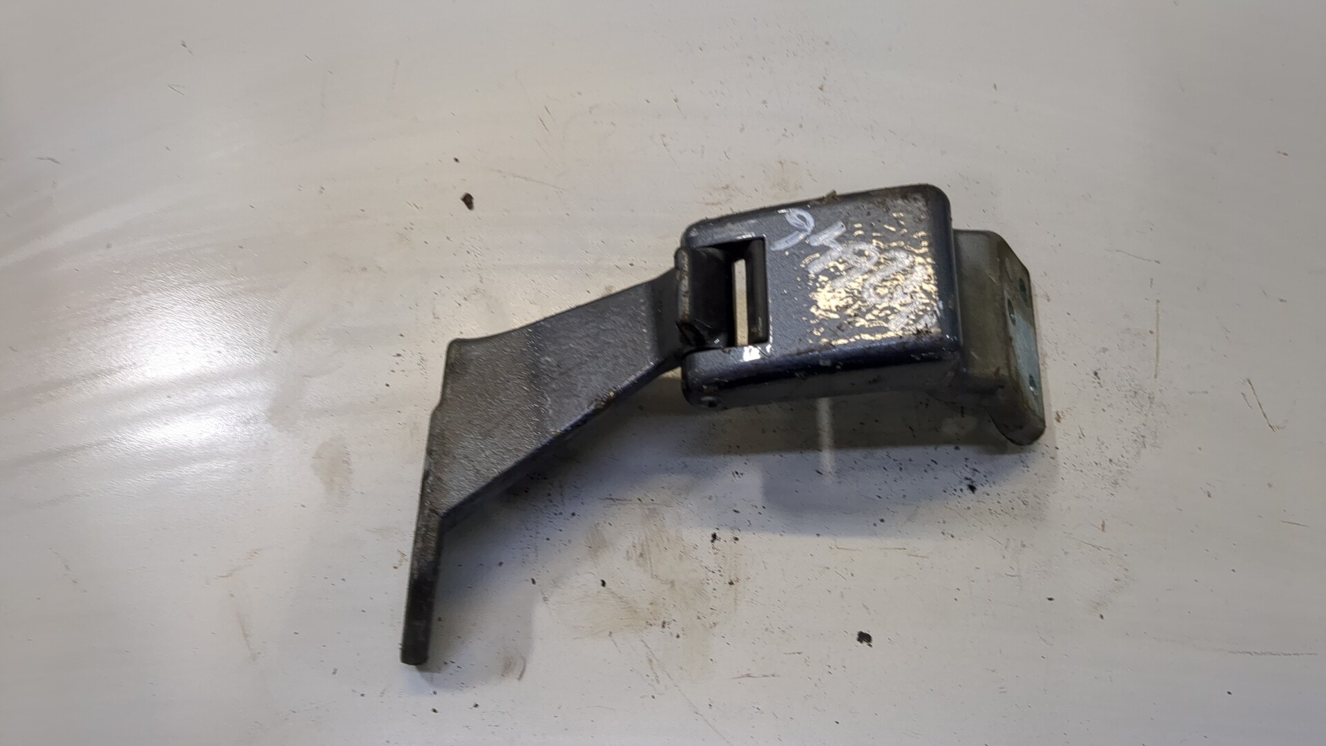 Петля двери