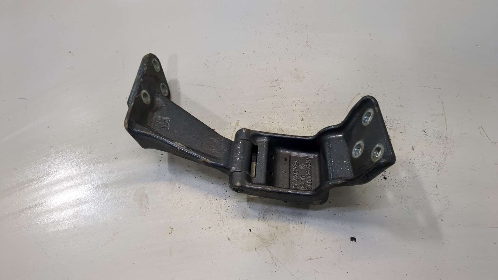 Петля двери