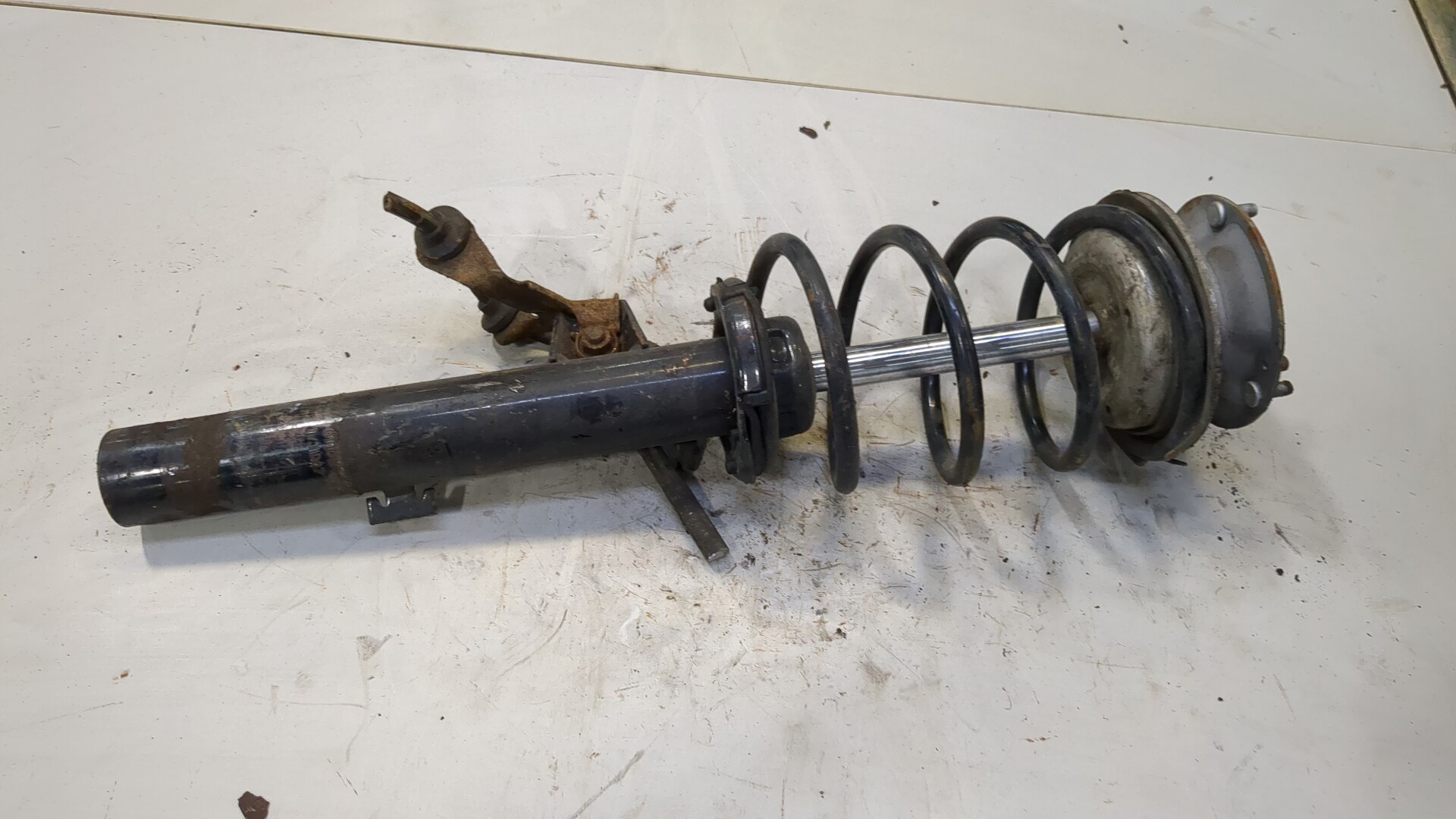 Амортизатор передний правый