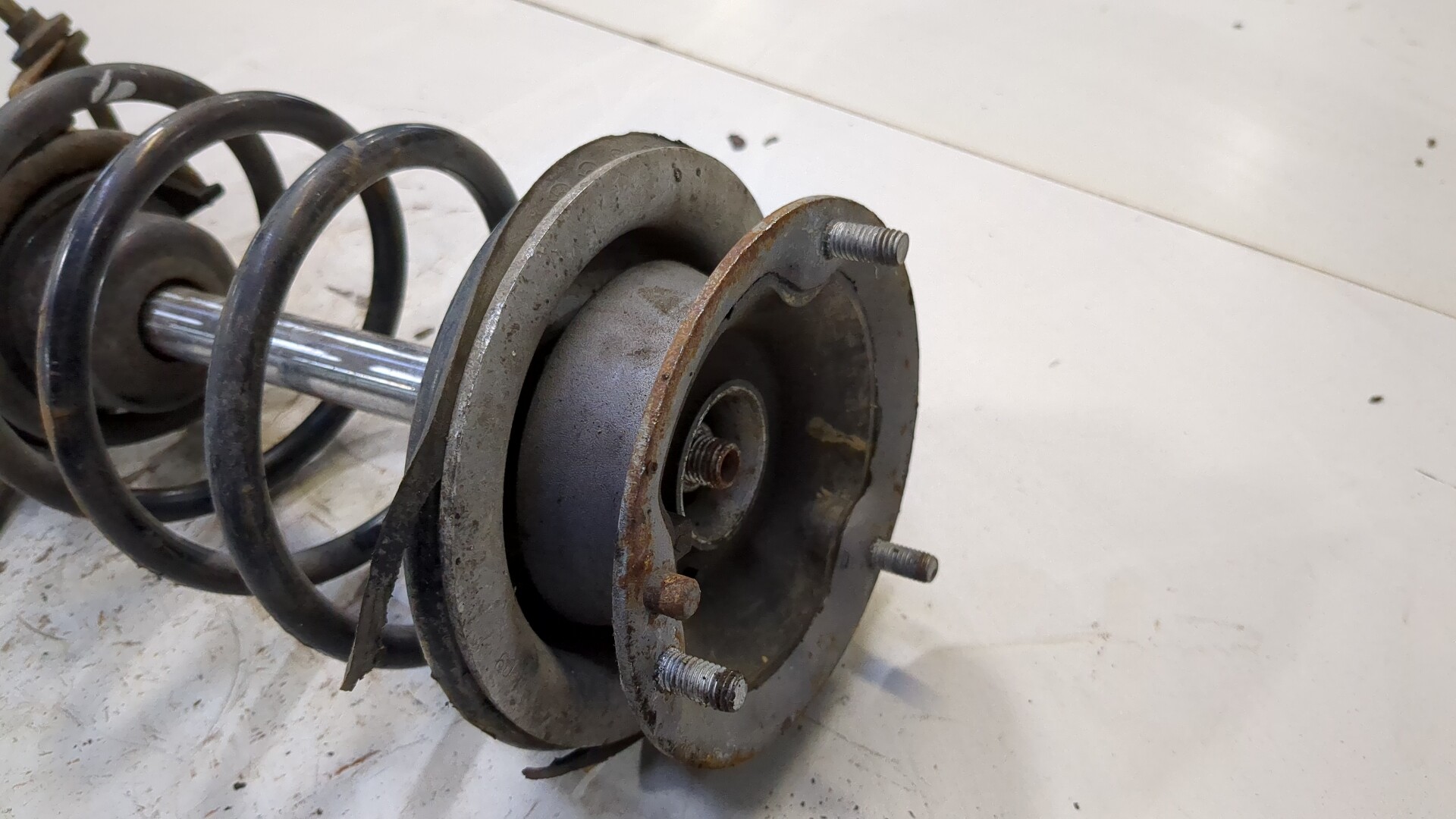 Амортизатор передний правый