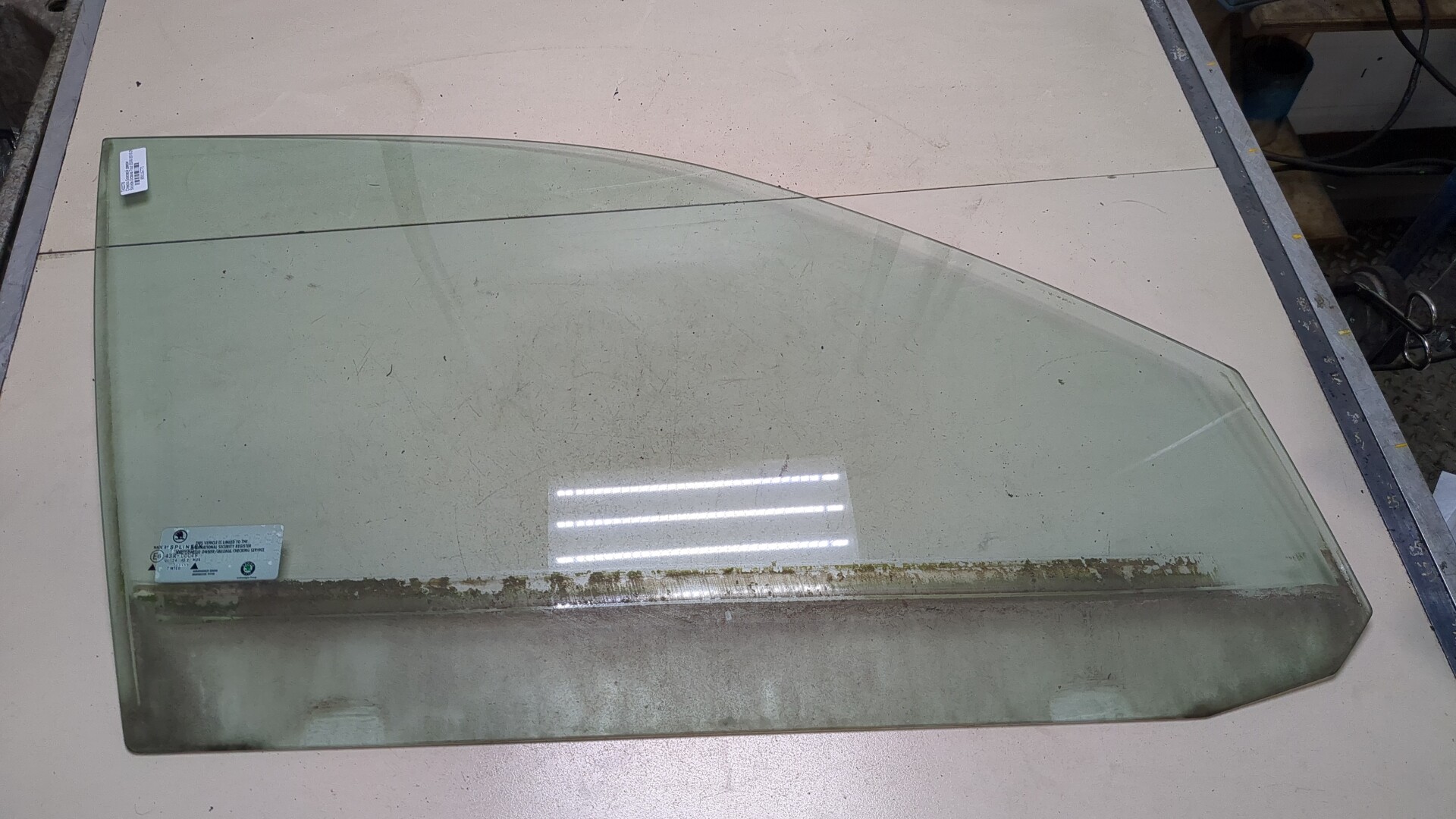 Стекло двери передней правой