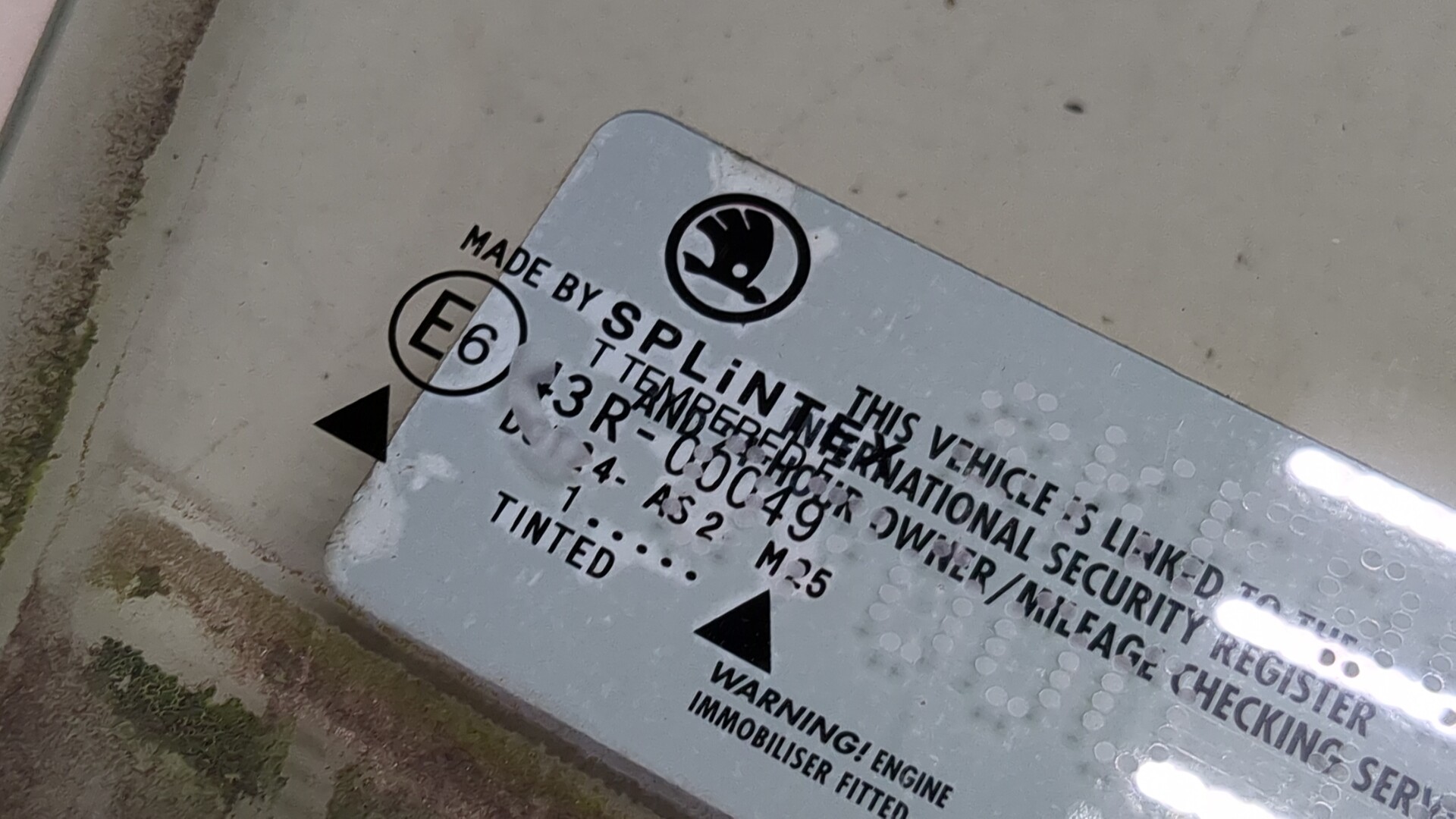 Стекло двери передней правой