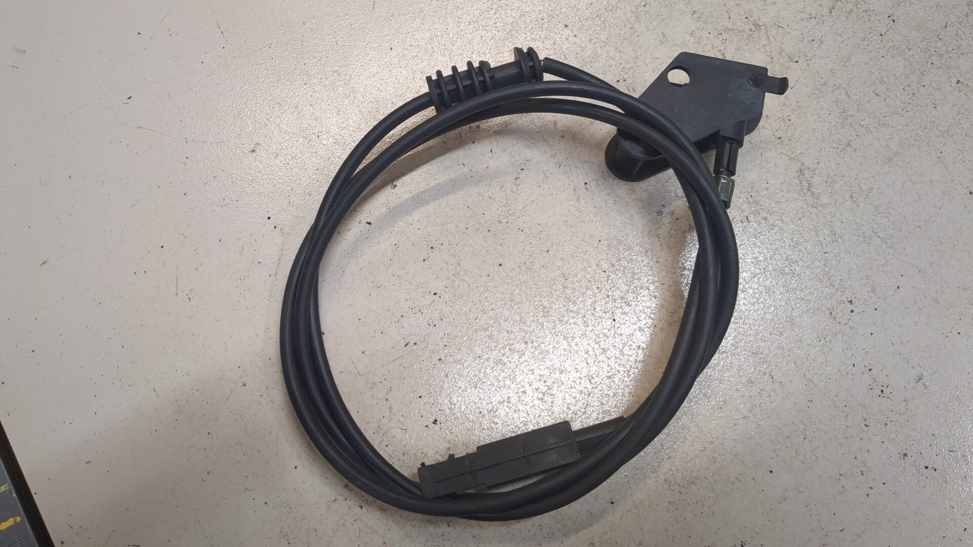 Трос открывания капота