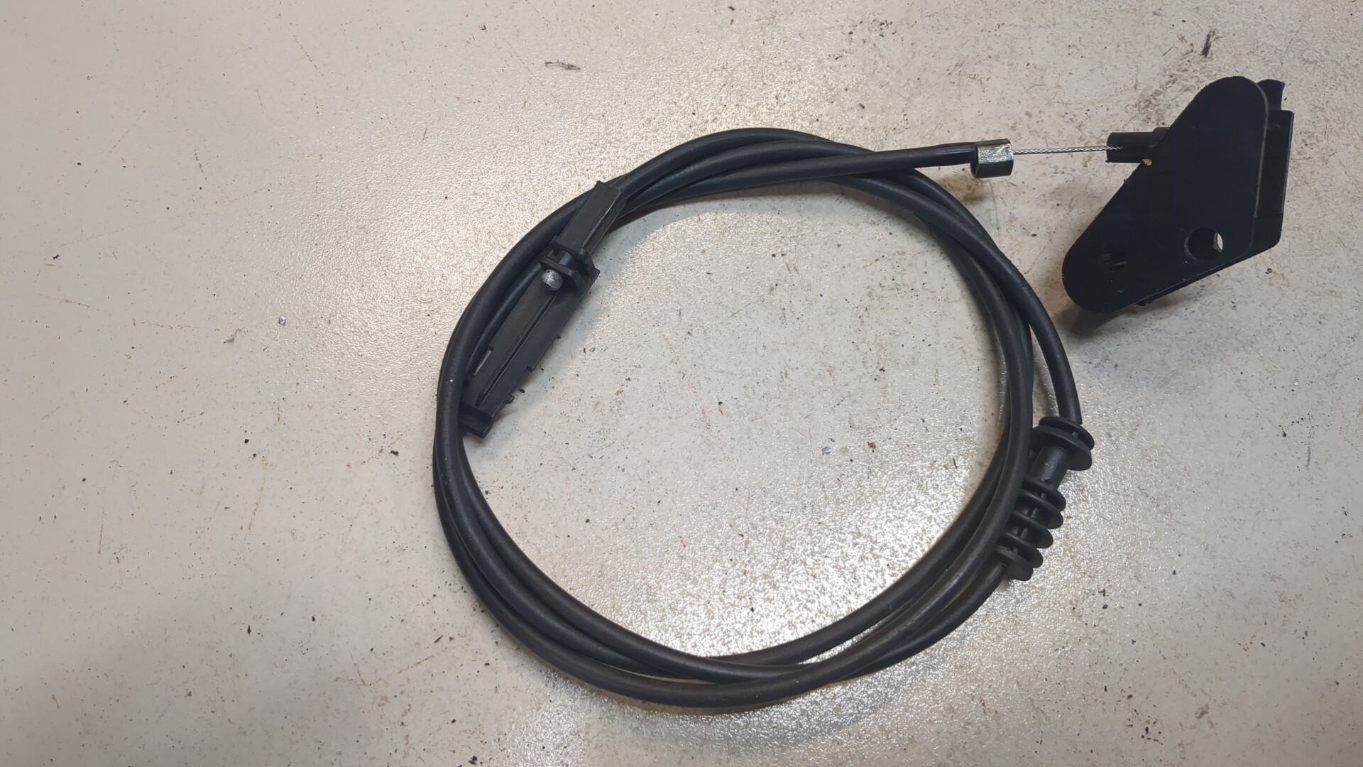 Трос открывания капота