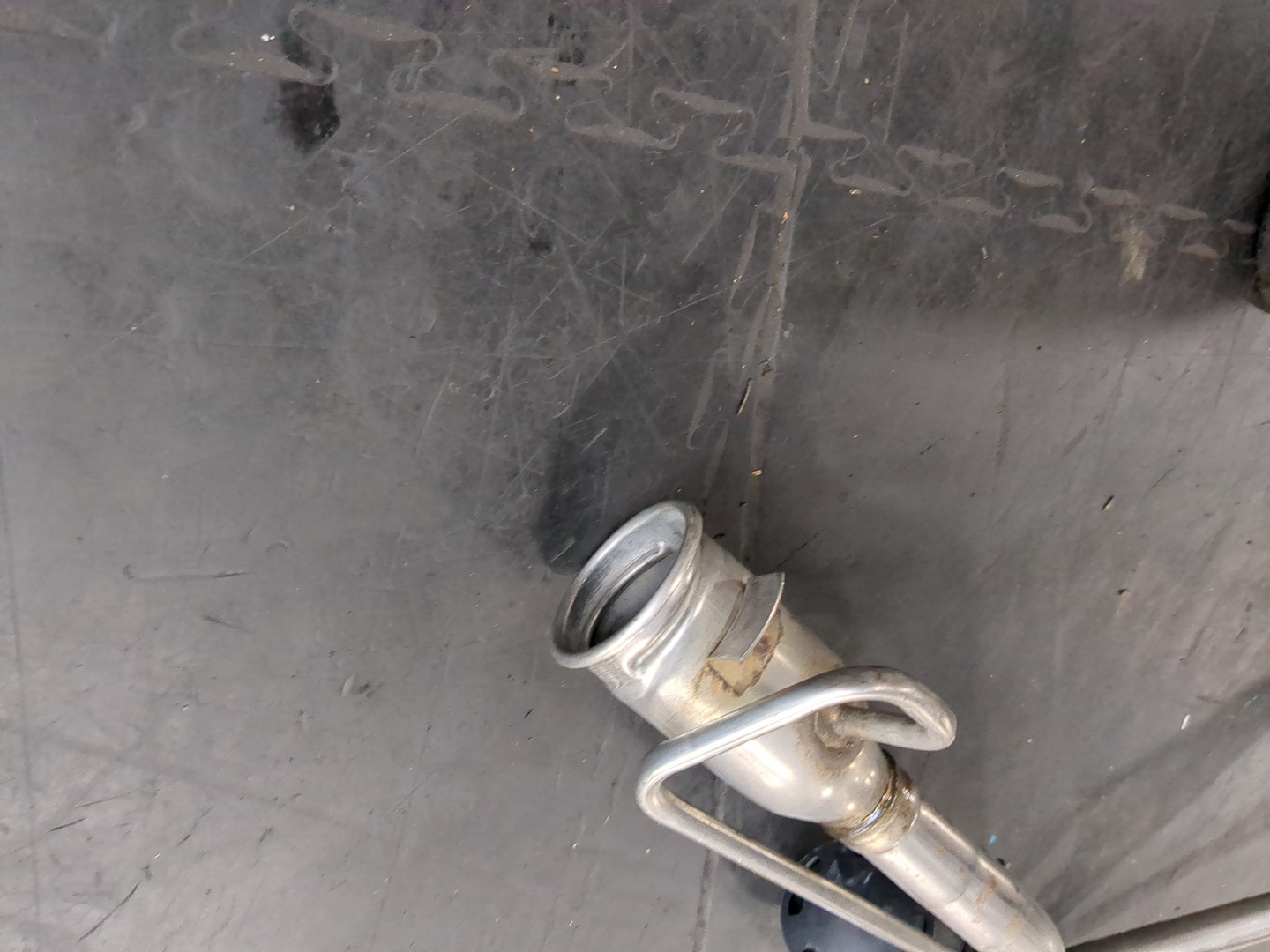 Горловина топливного бака