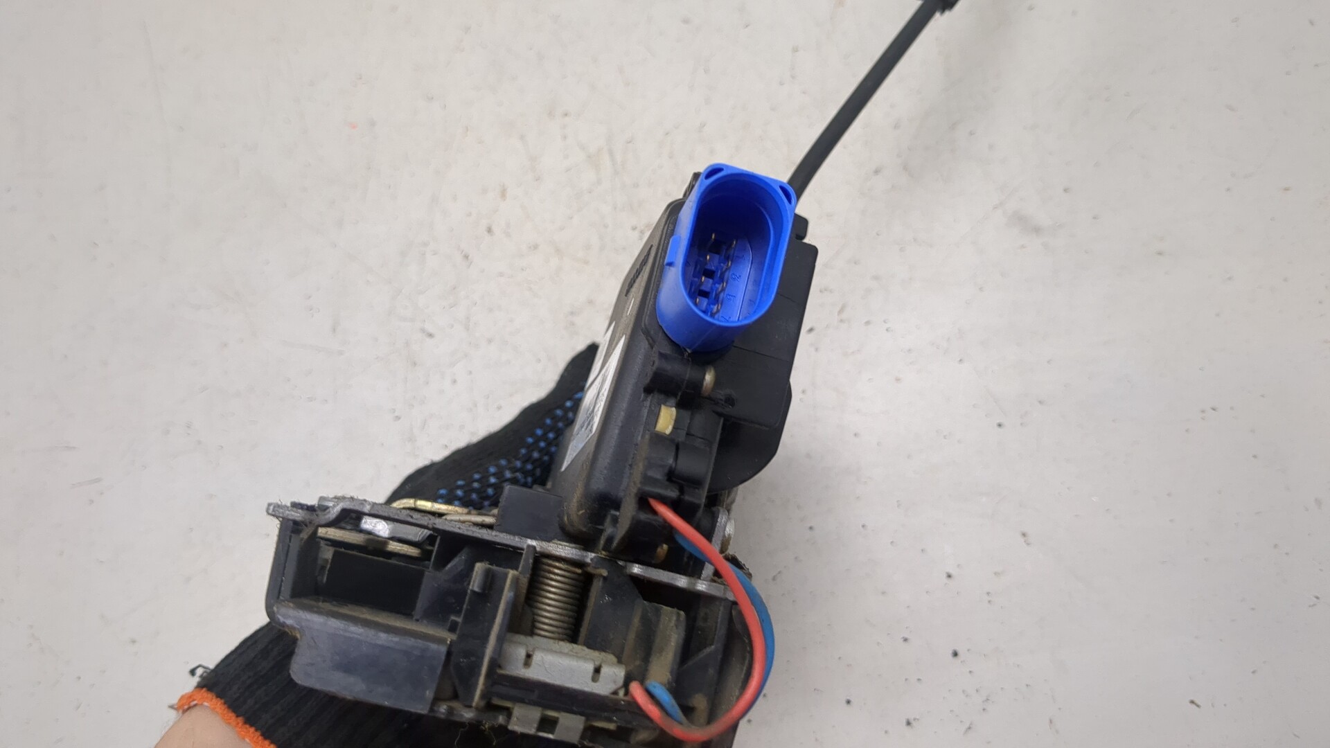 Замок двери передней правой