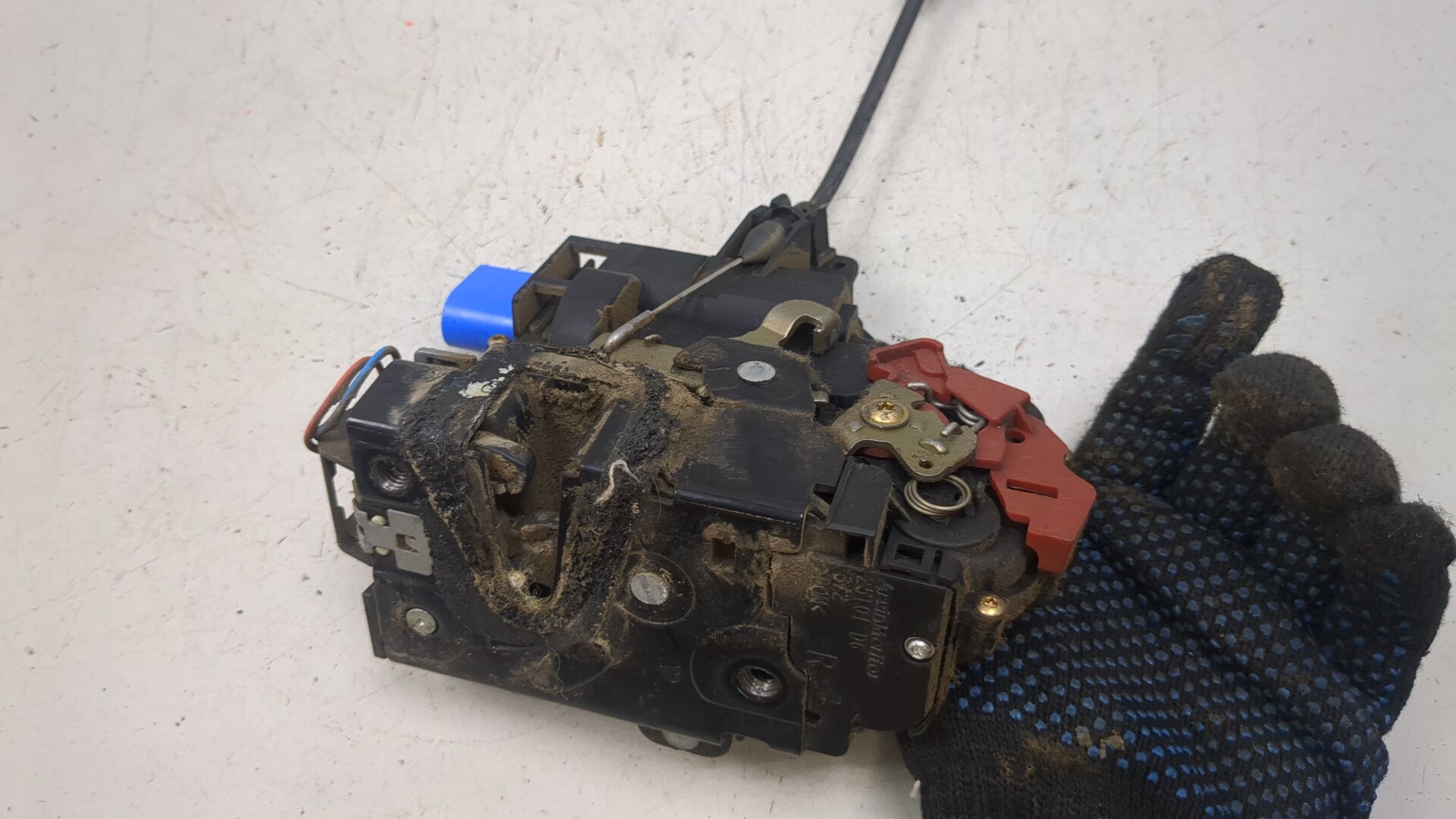 Замок двери передней правой