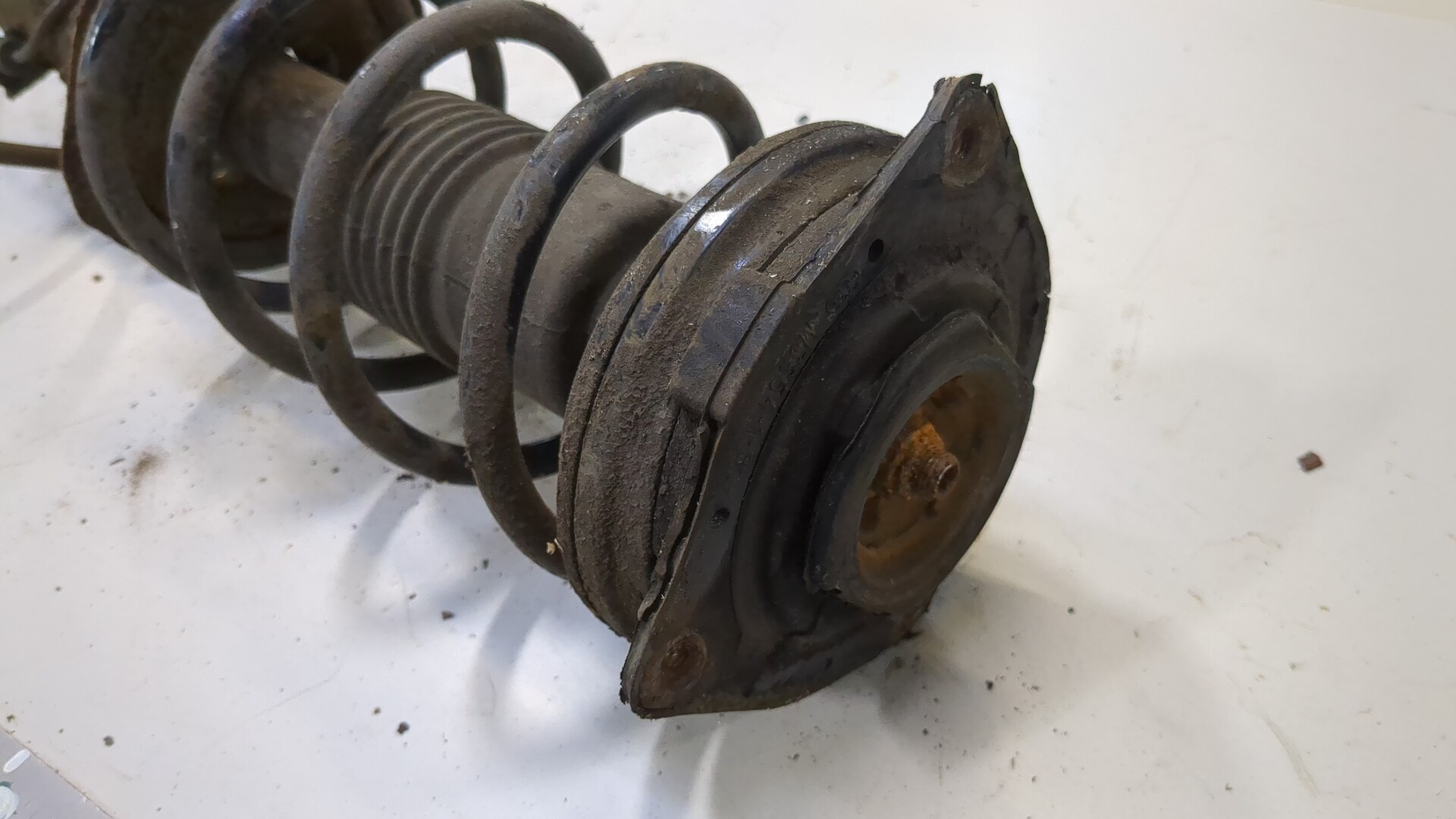 Амортизатор передний правый