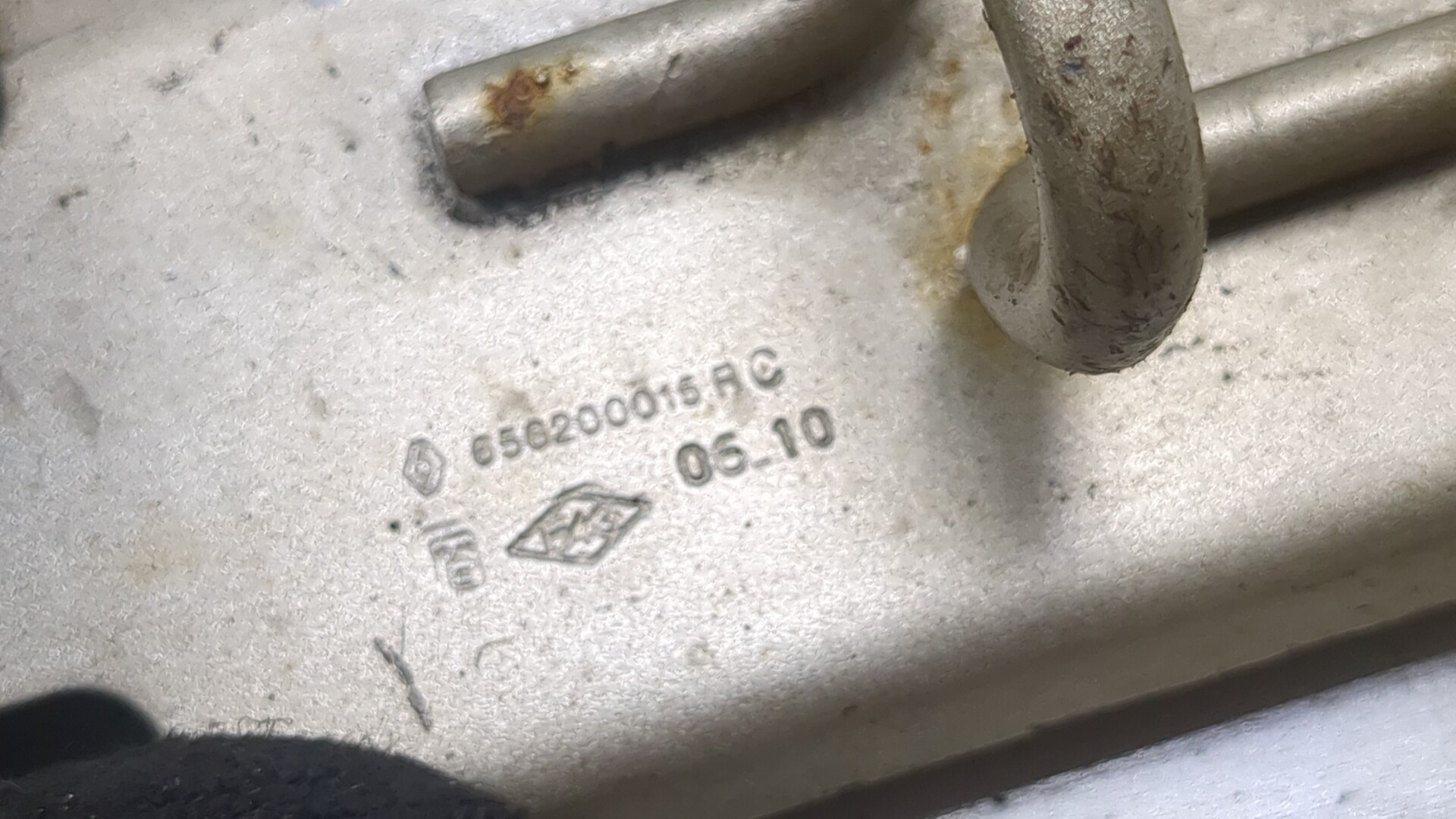 Петля капота