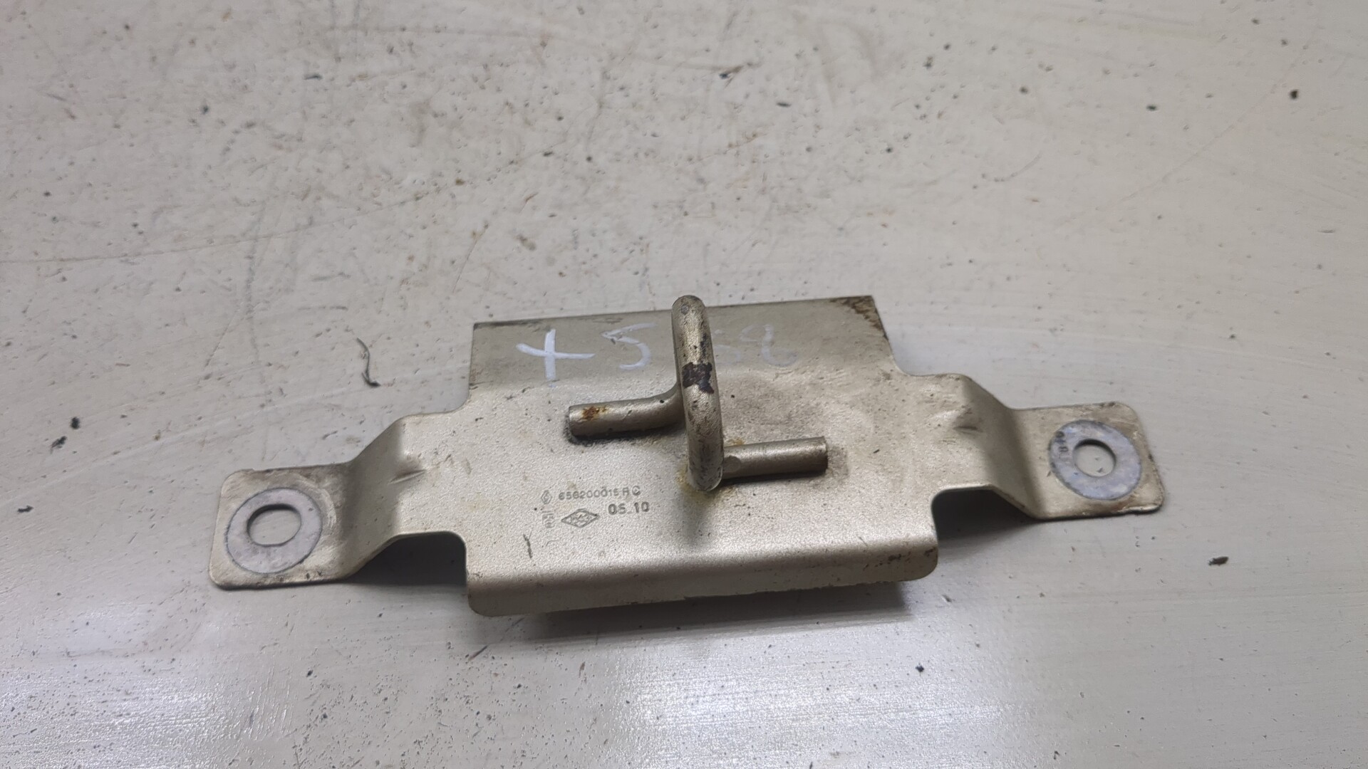 Петля капота