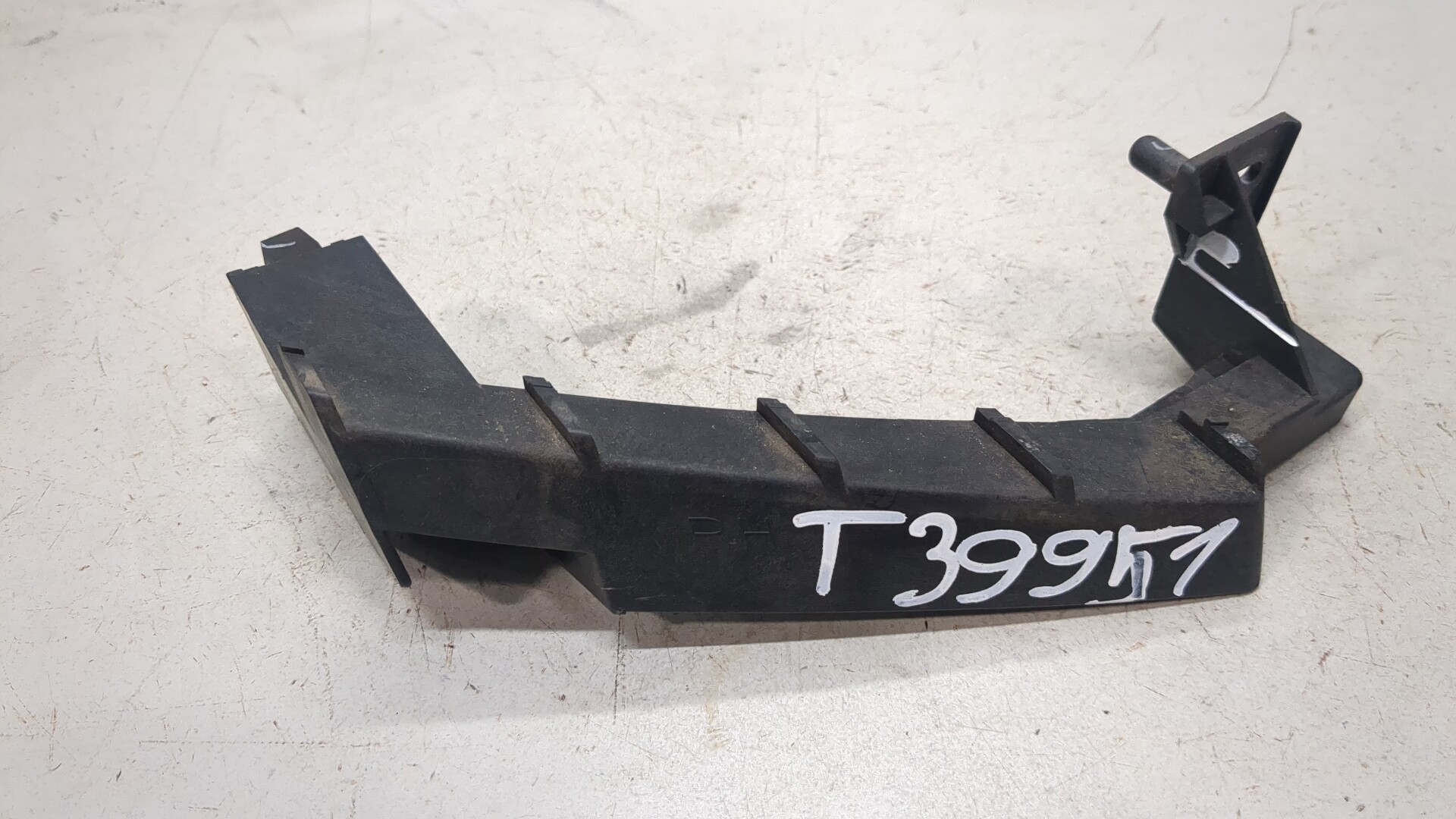 Кронштейн фар правый