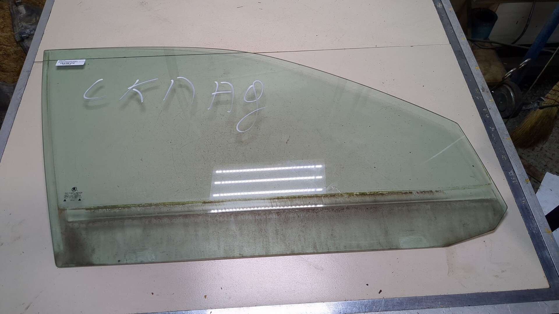 Стекло двери передней правой