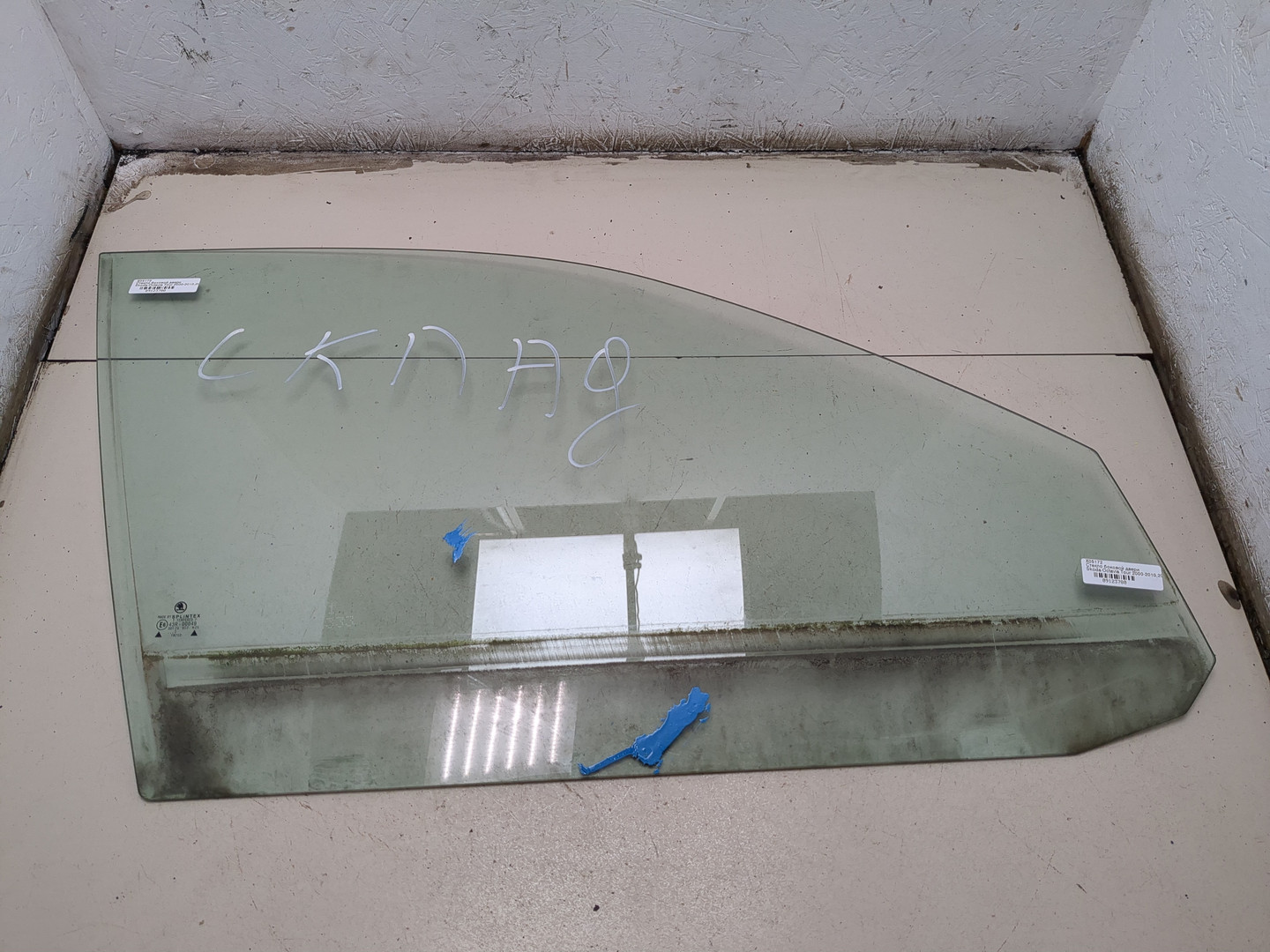 Стекло двери передней правой