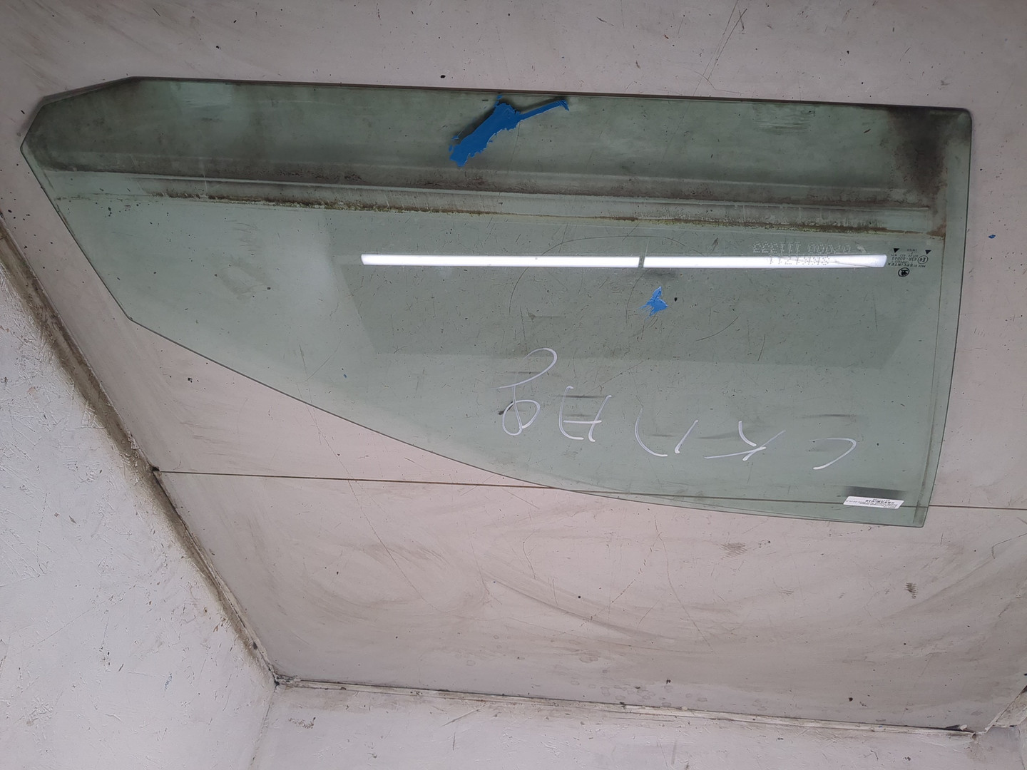 Стекло двери передней правой