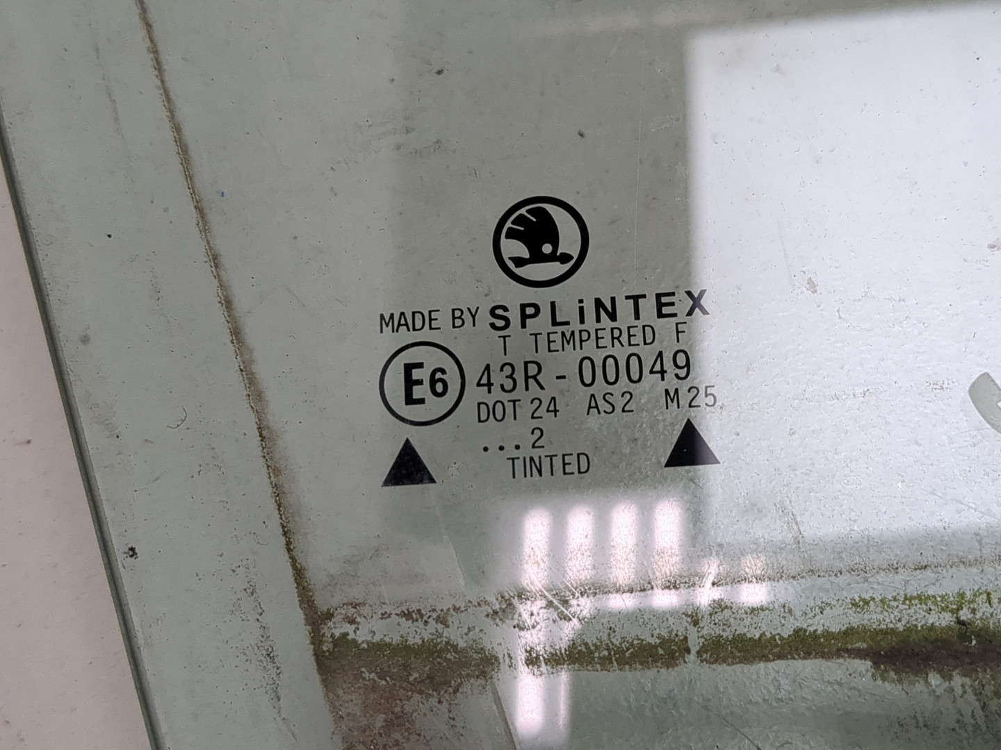 Стекло двери передней правой