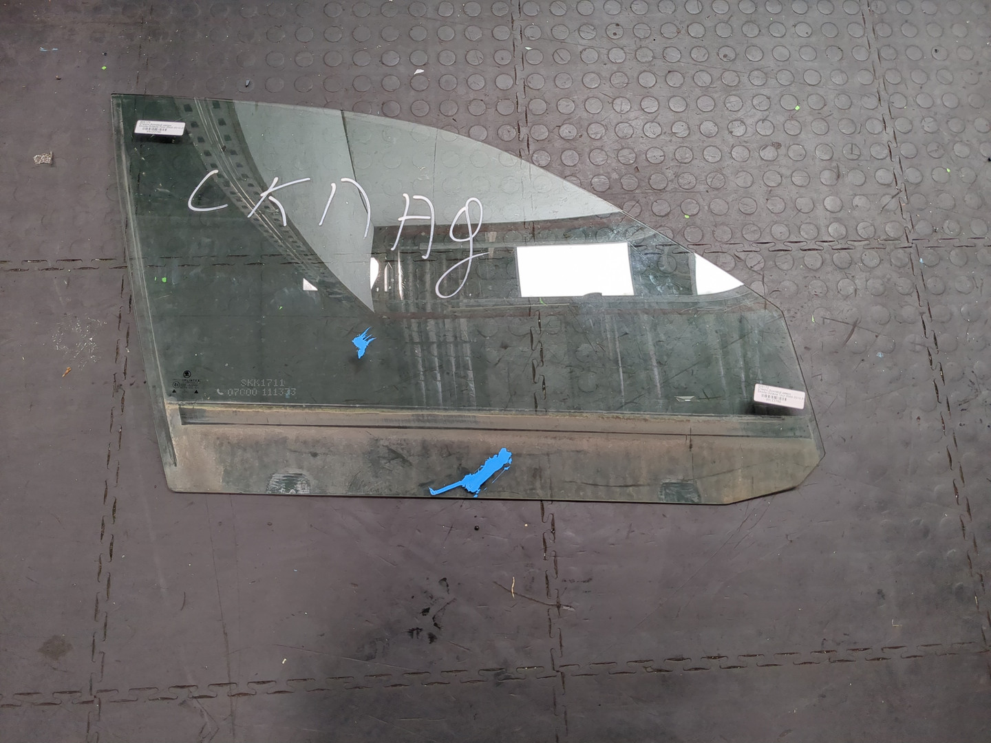 Стекло двери передней правой
