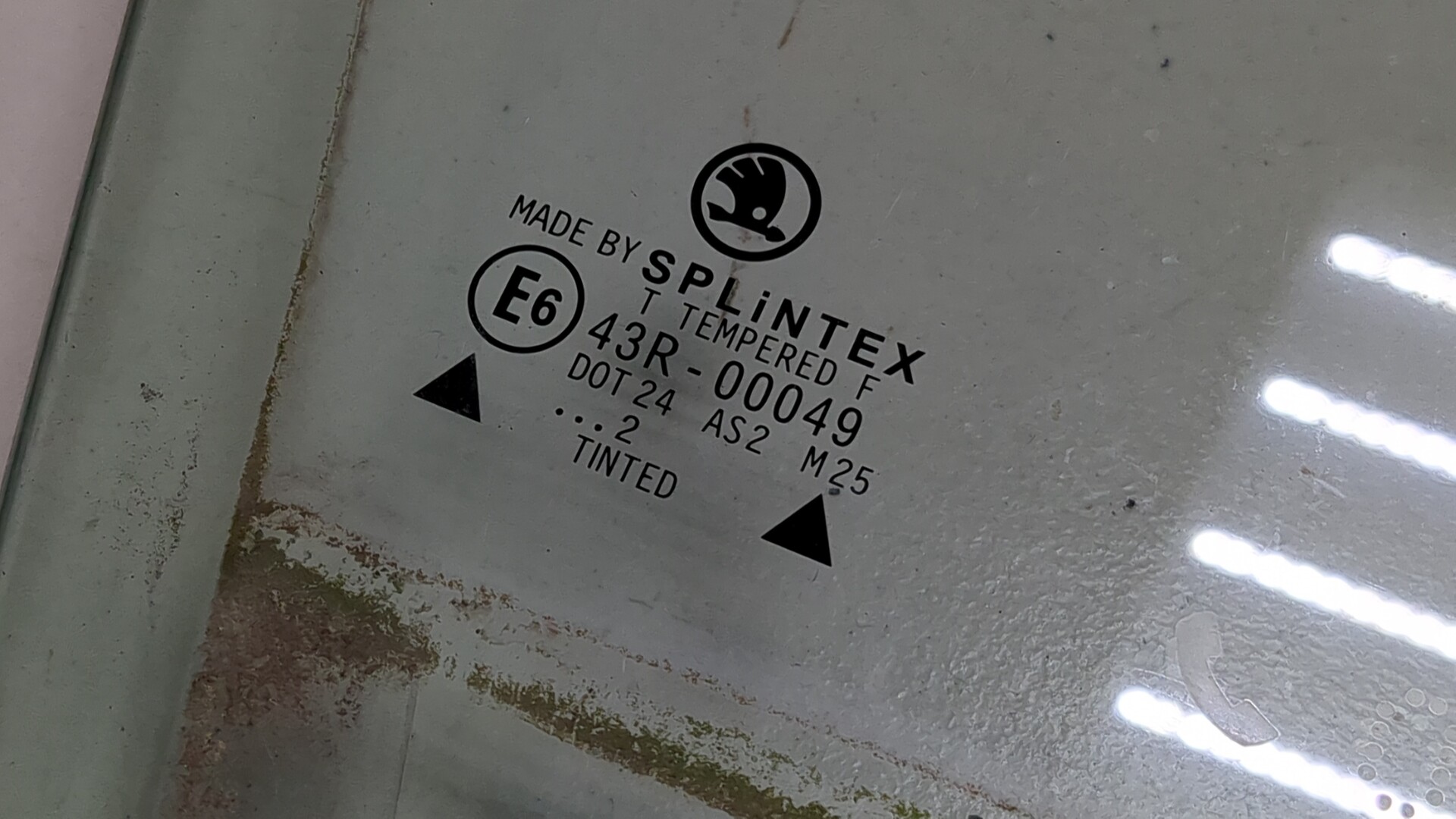 Стекло двери передней правой