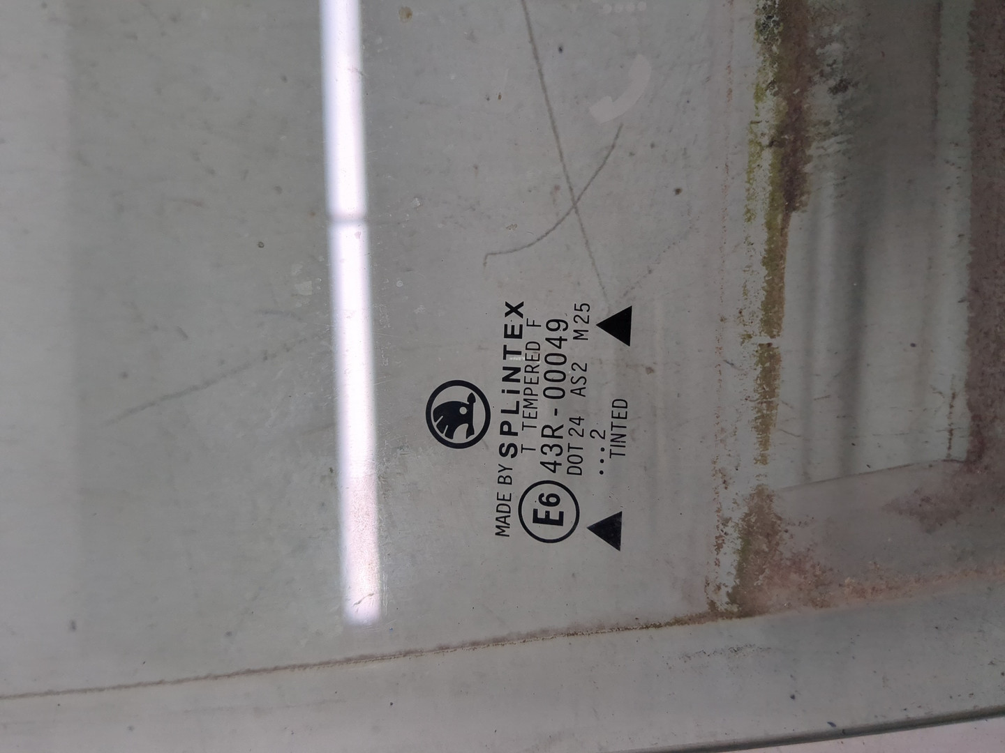 Стекло двери передней правой