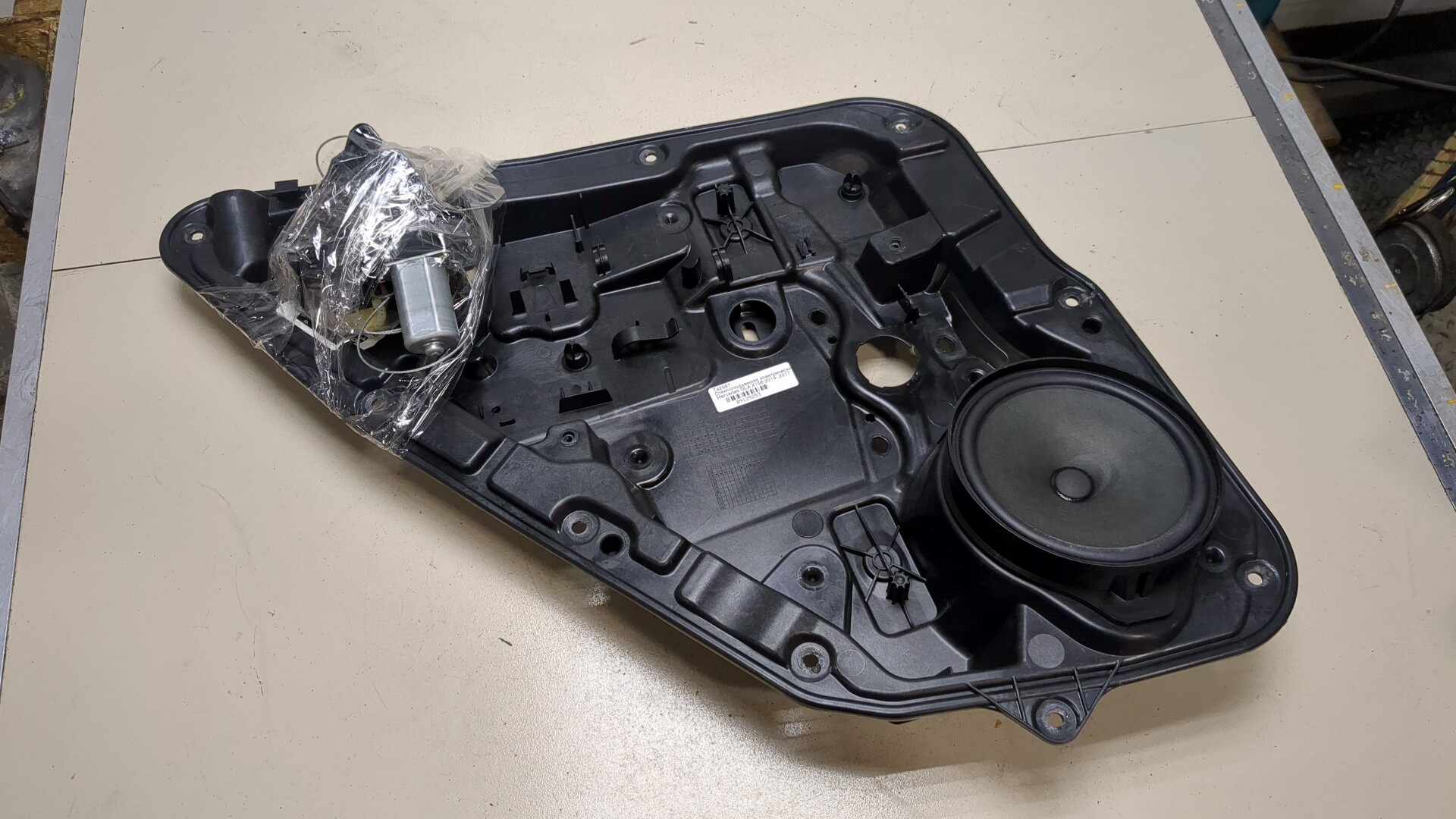 Стеклоподъемник электр. задний левый