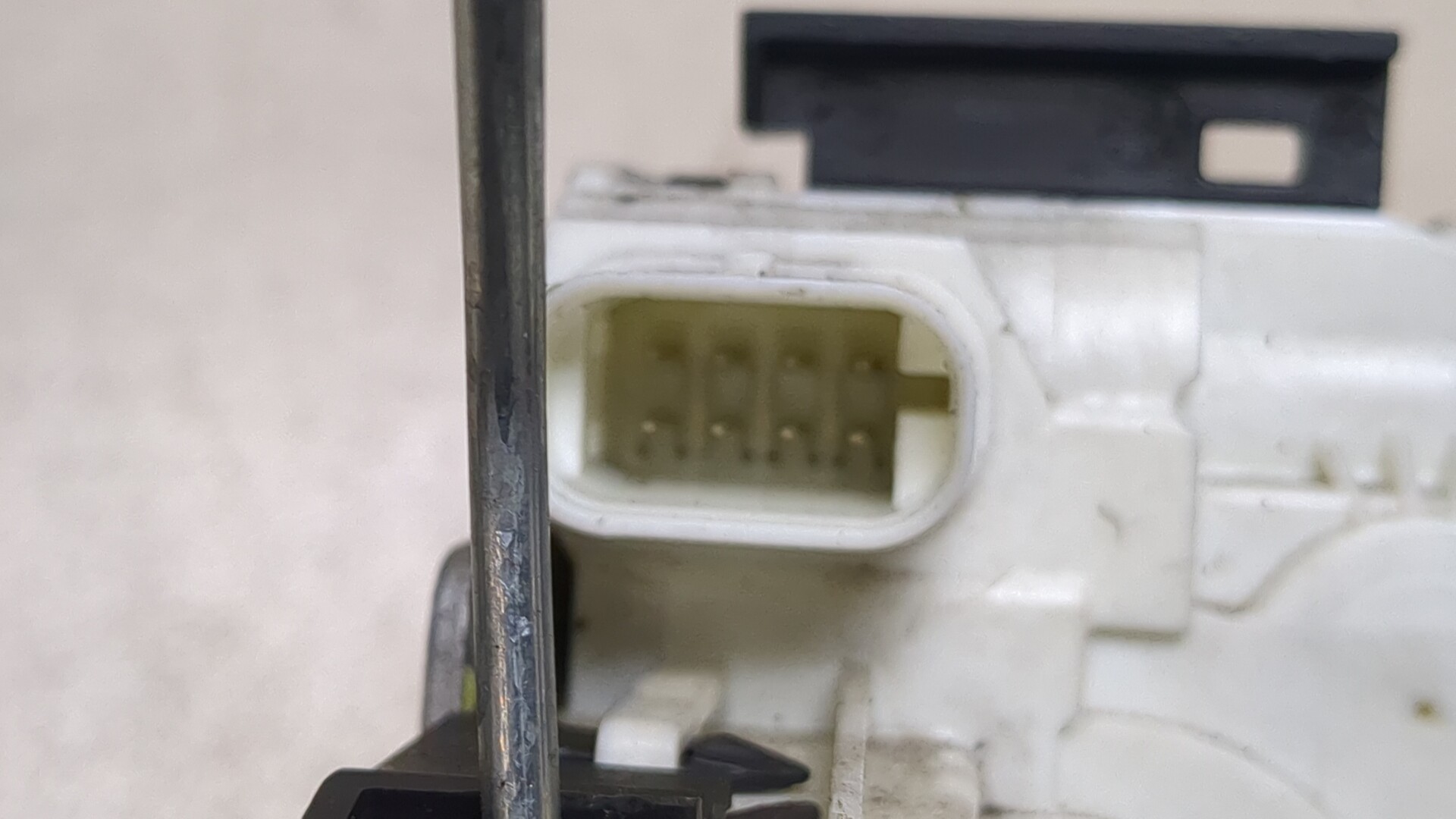 Замок двери передней левой