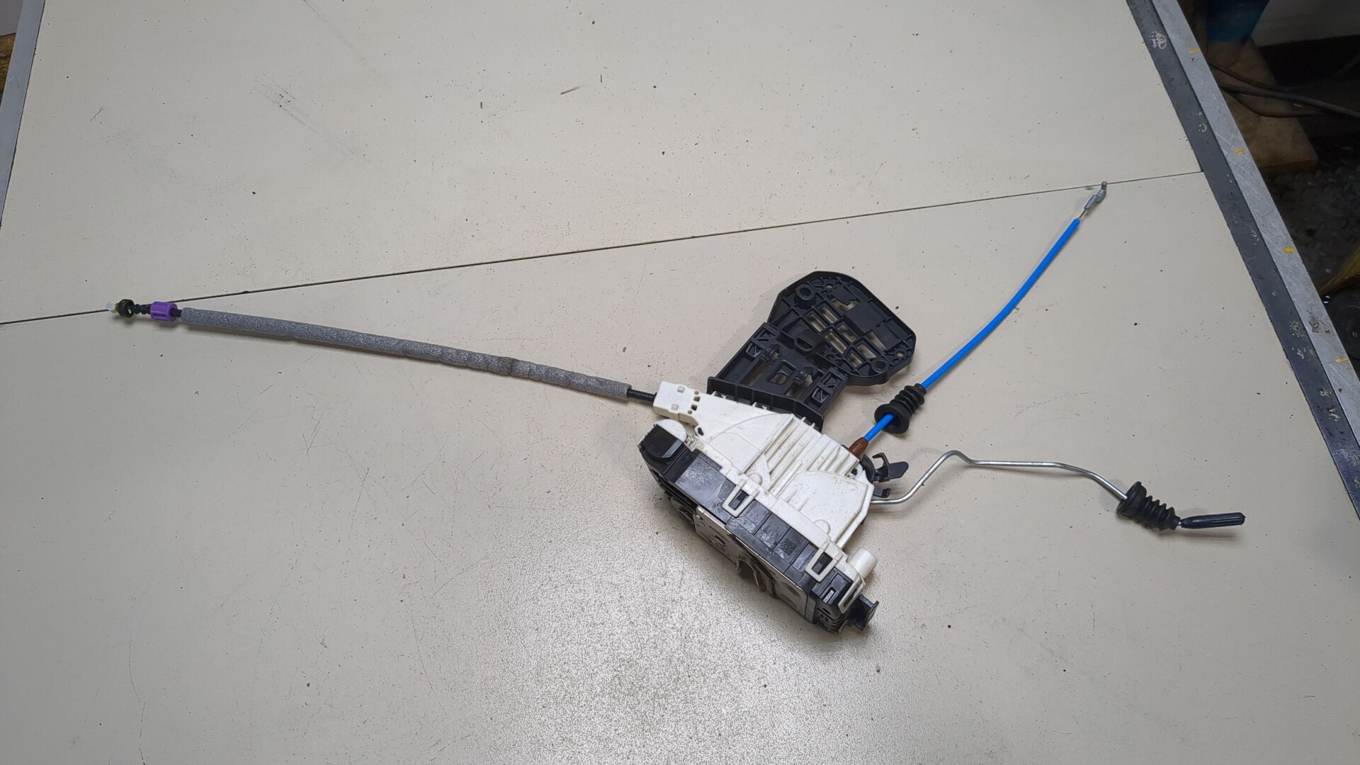 Замок двери передней левой