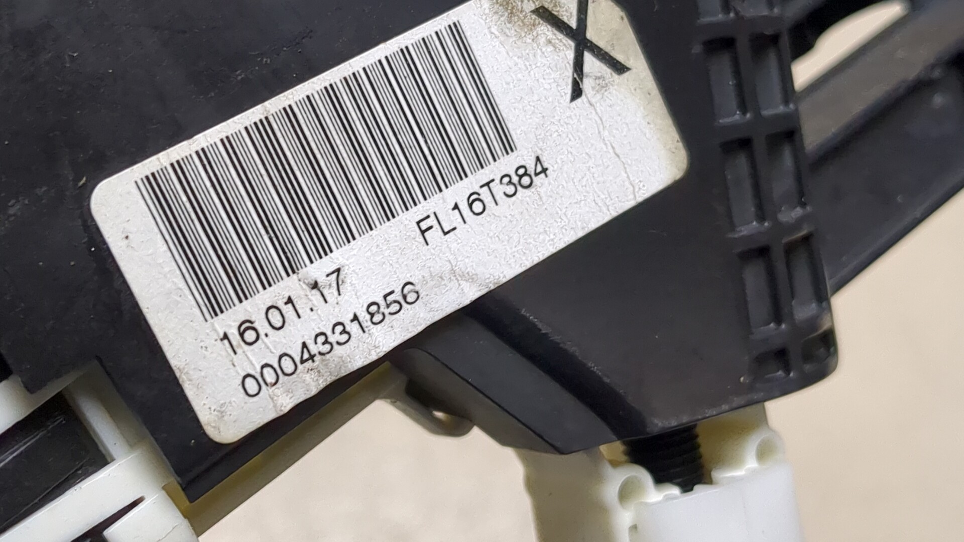 Замок двери передней левой