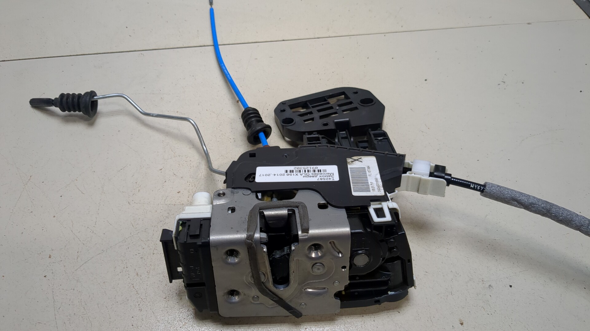 Замок двери передней левой