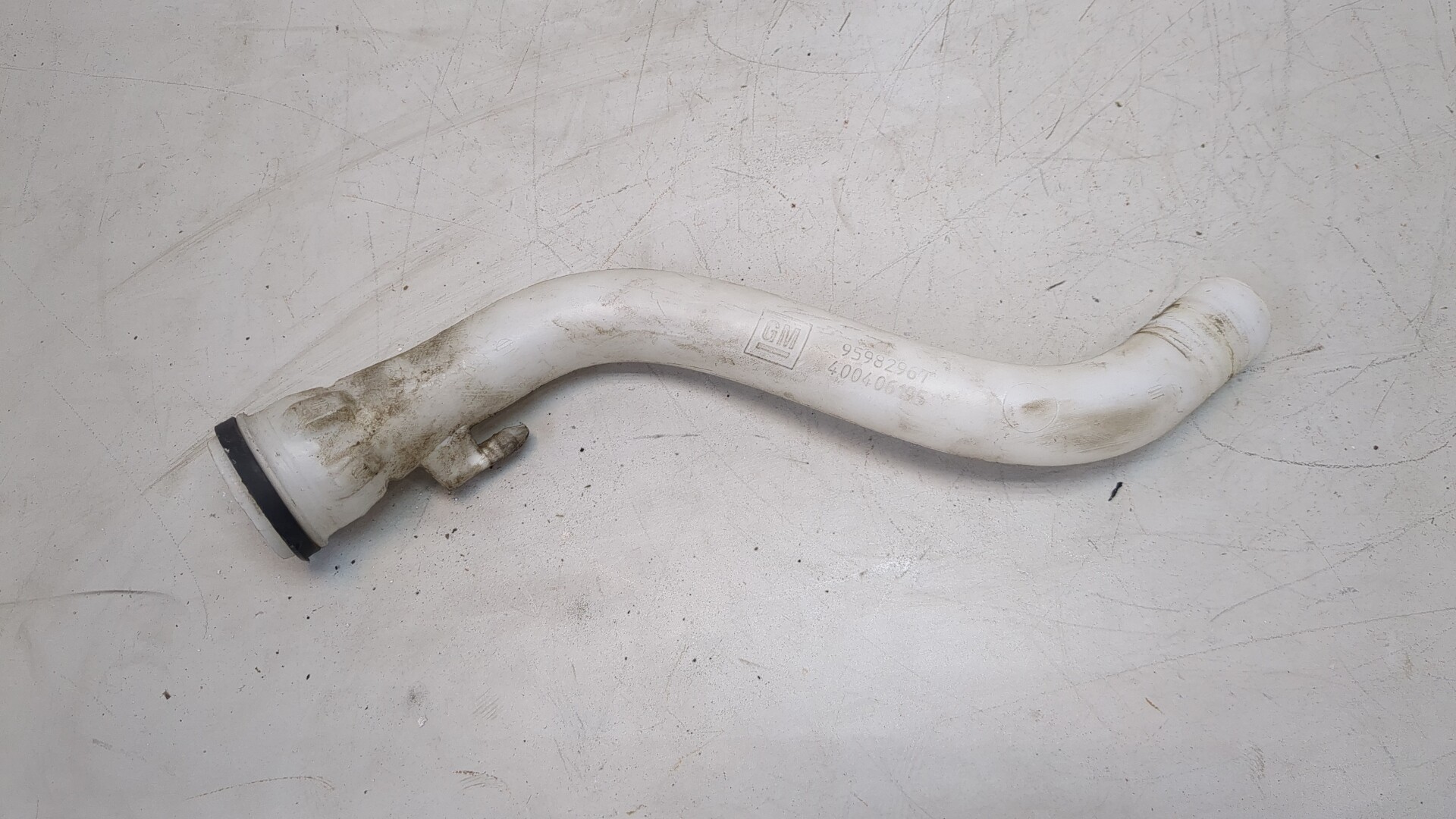 Горловина бачка омывателя