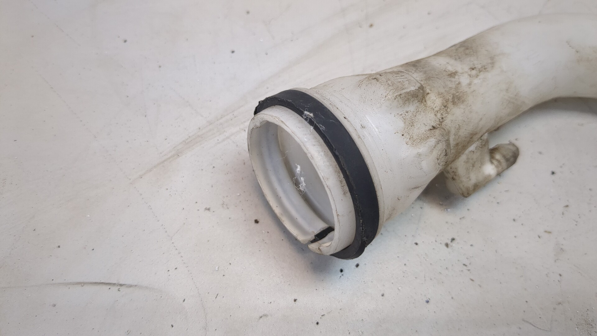 Горловина бачка омывателя