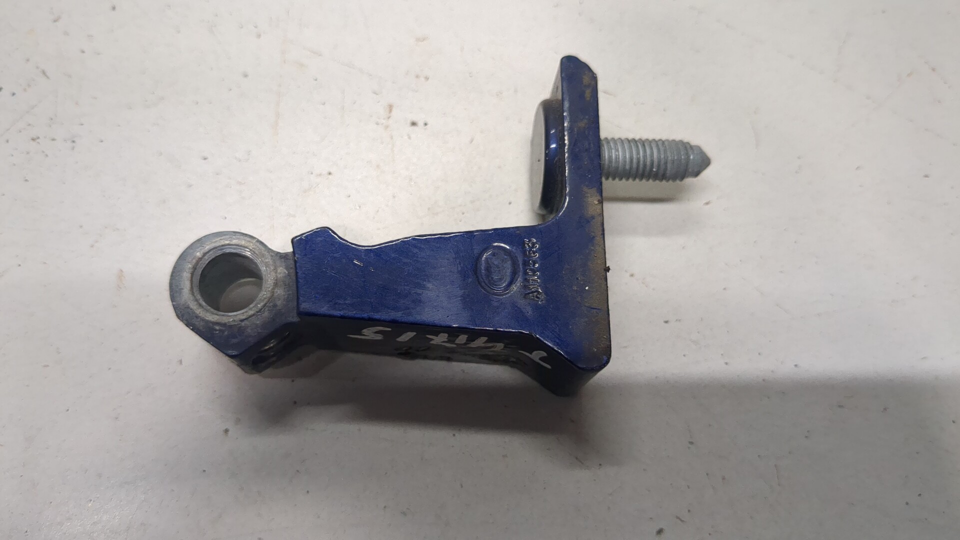 Петля двери