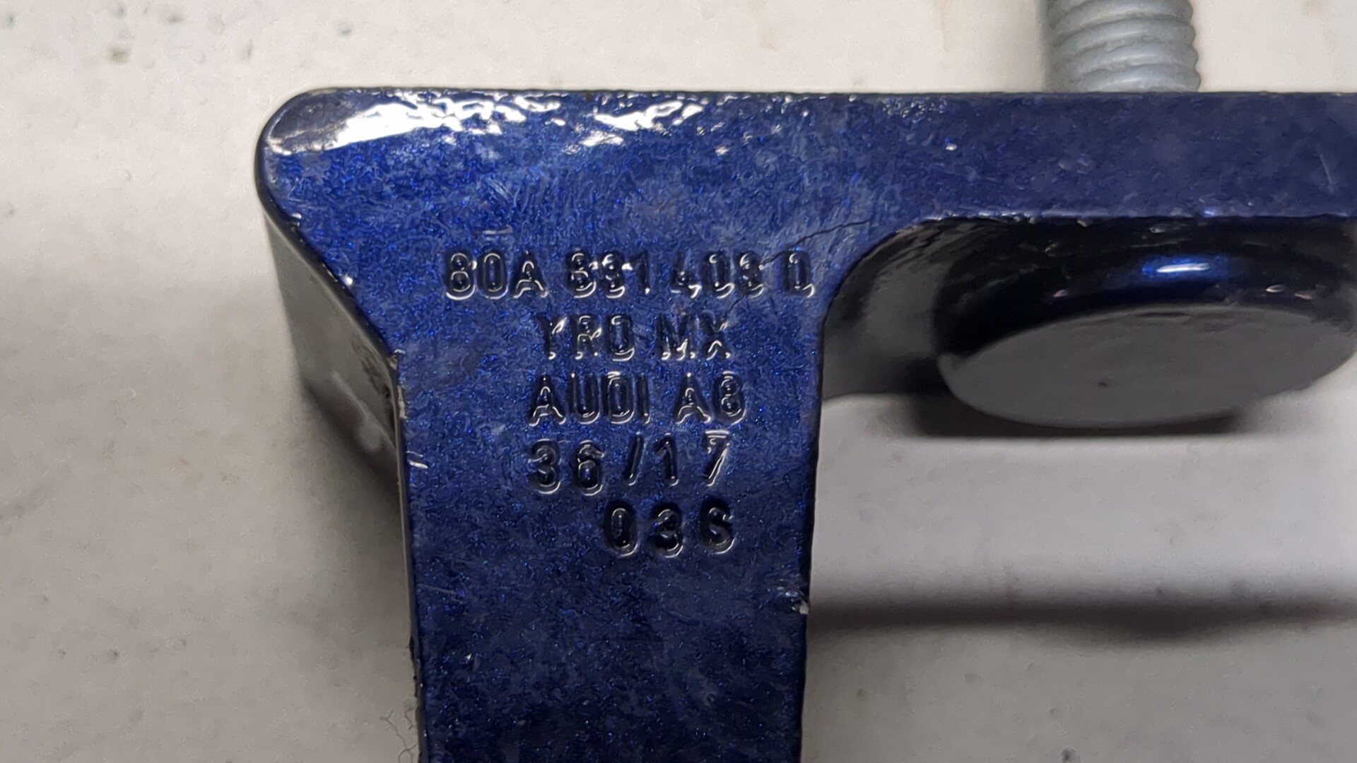 Петля двери