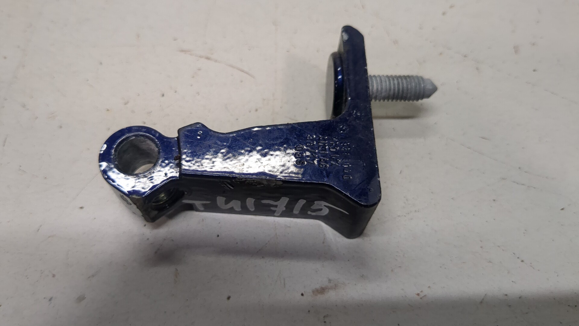 Петля двери