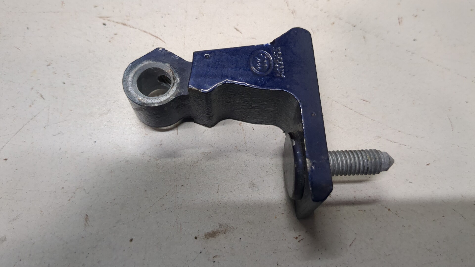 Петля двери