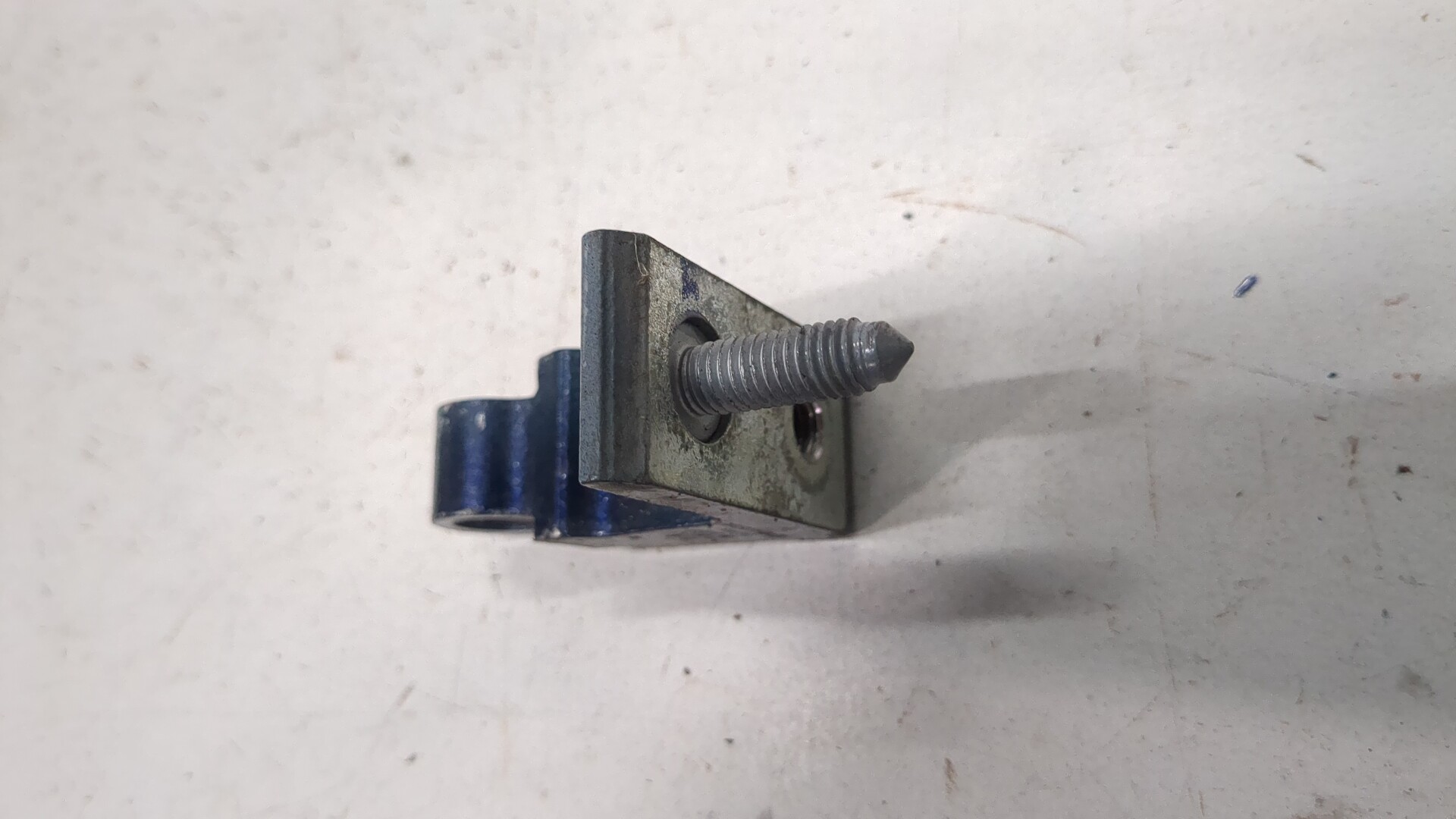 Петля двери