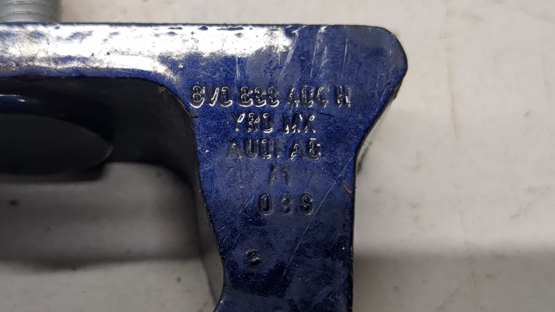 Петля двери