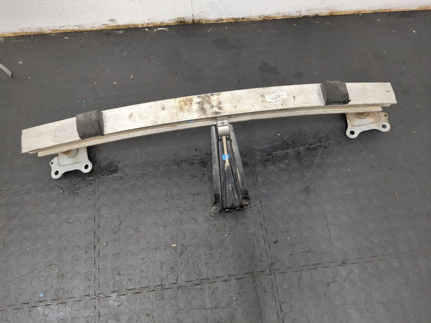 Усилитель переднего бампера