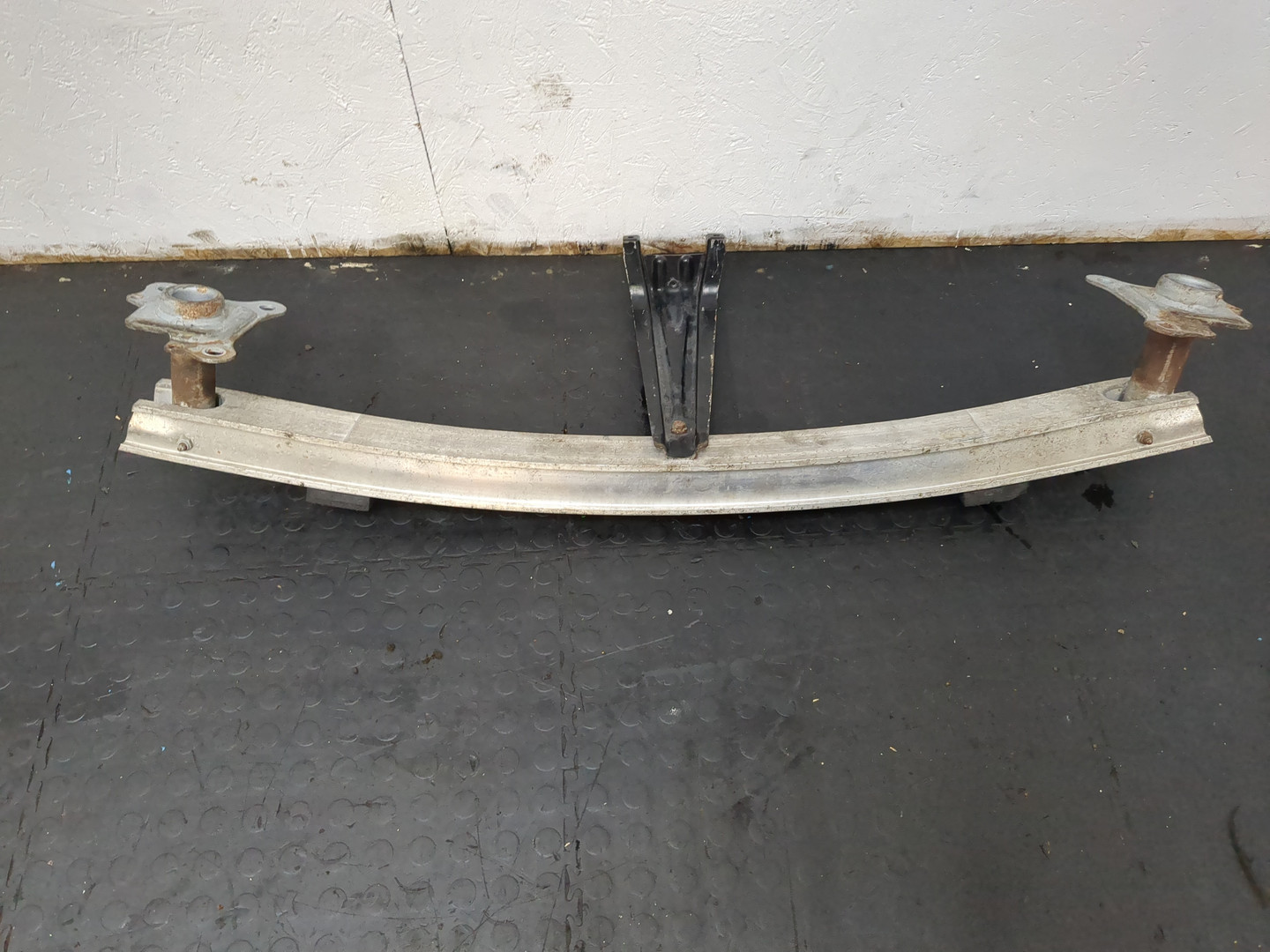 Усилитель переднего бампера