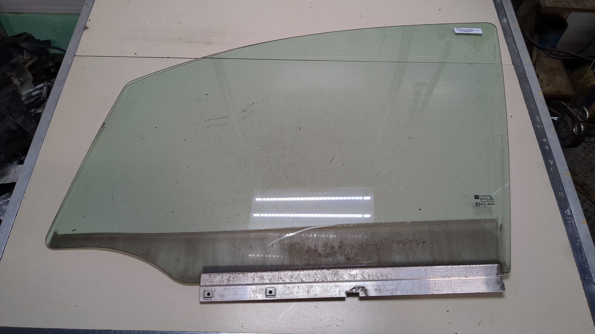 Стекло двери передней левой