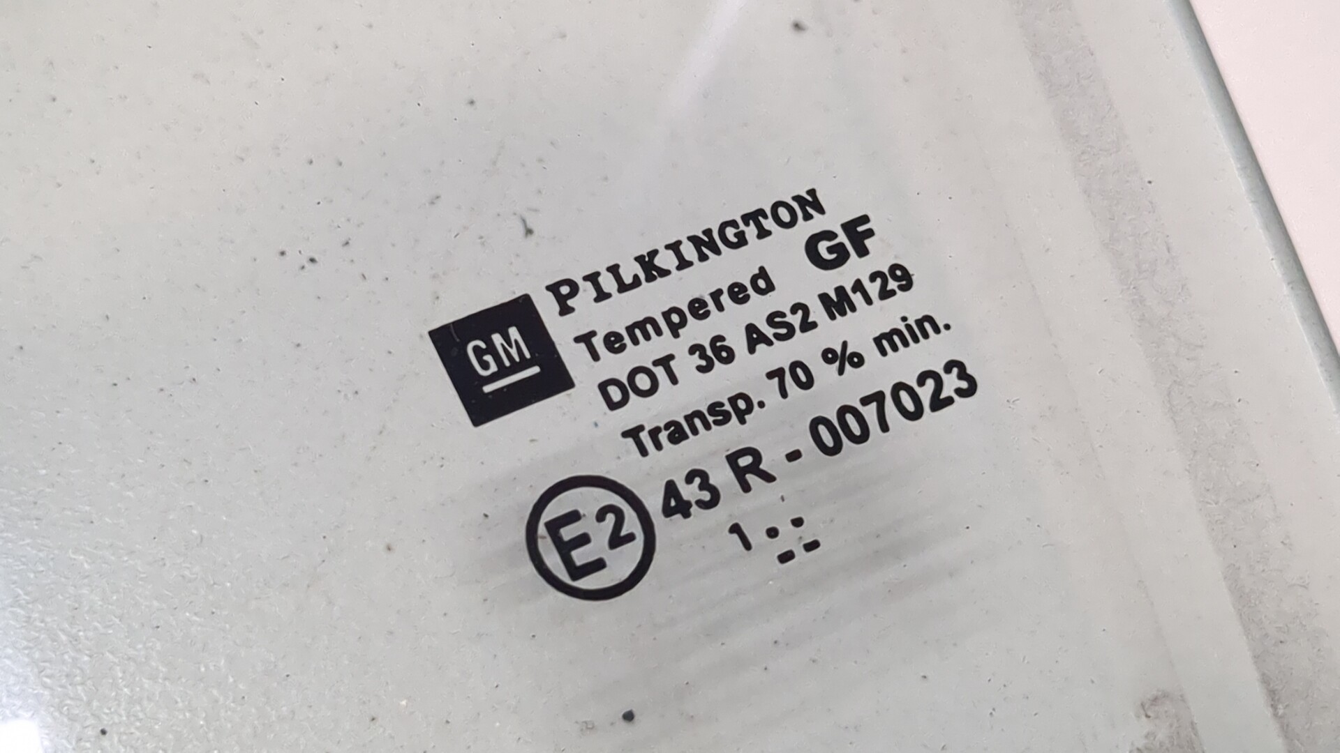 Стекло двери передней левой