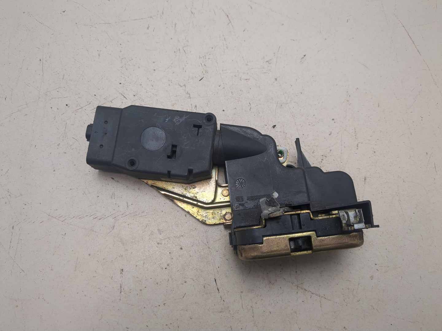 Замок двери передней левой