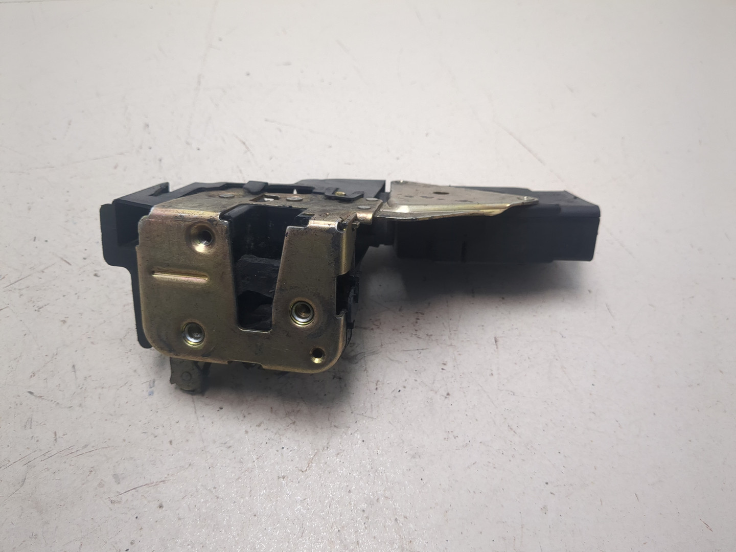 Замок двери передней левой