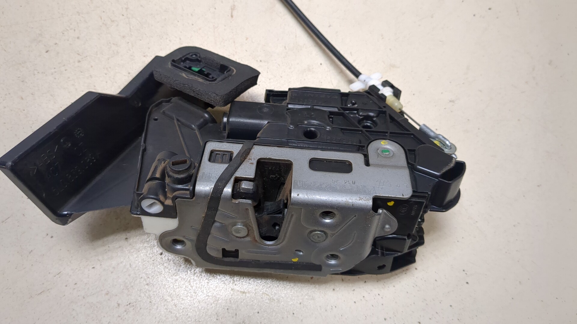 Замок двери задней левой