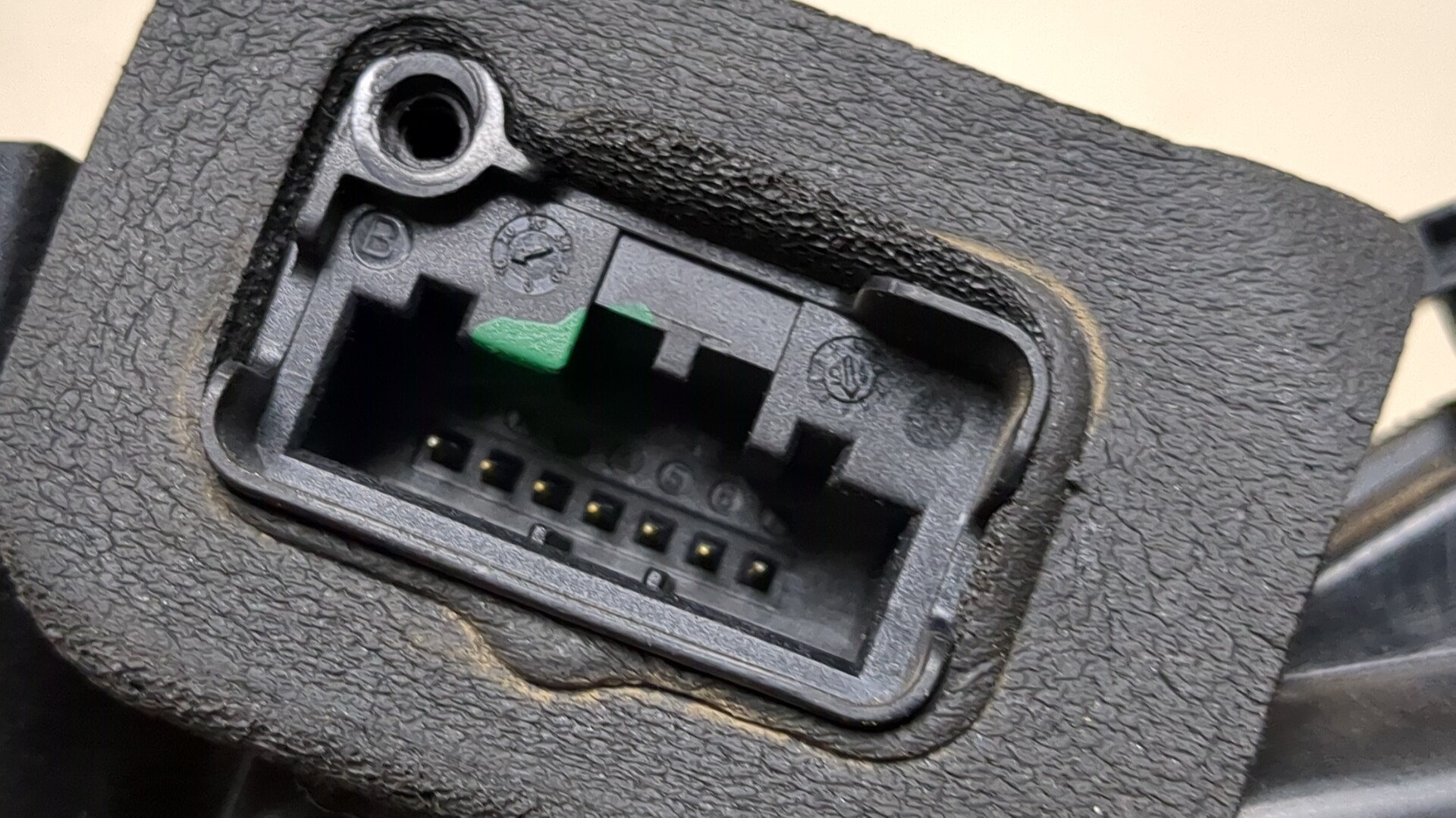 Замок двери задней левой