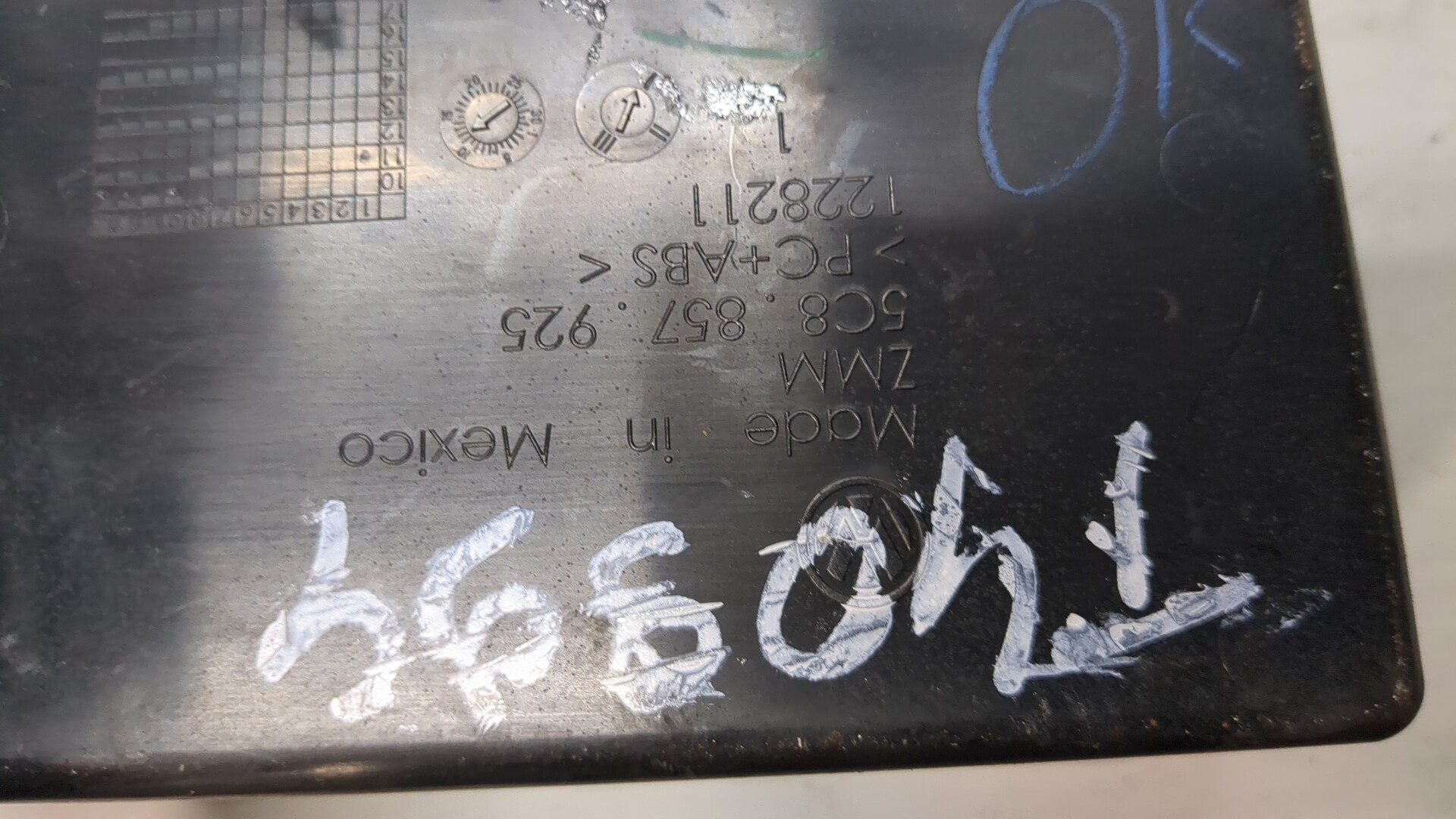 Гнездо AUX / USB IN