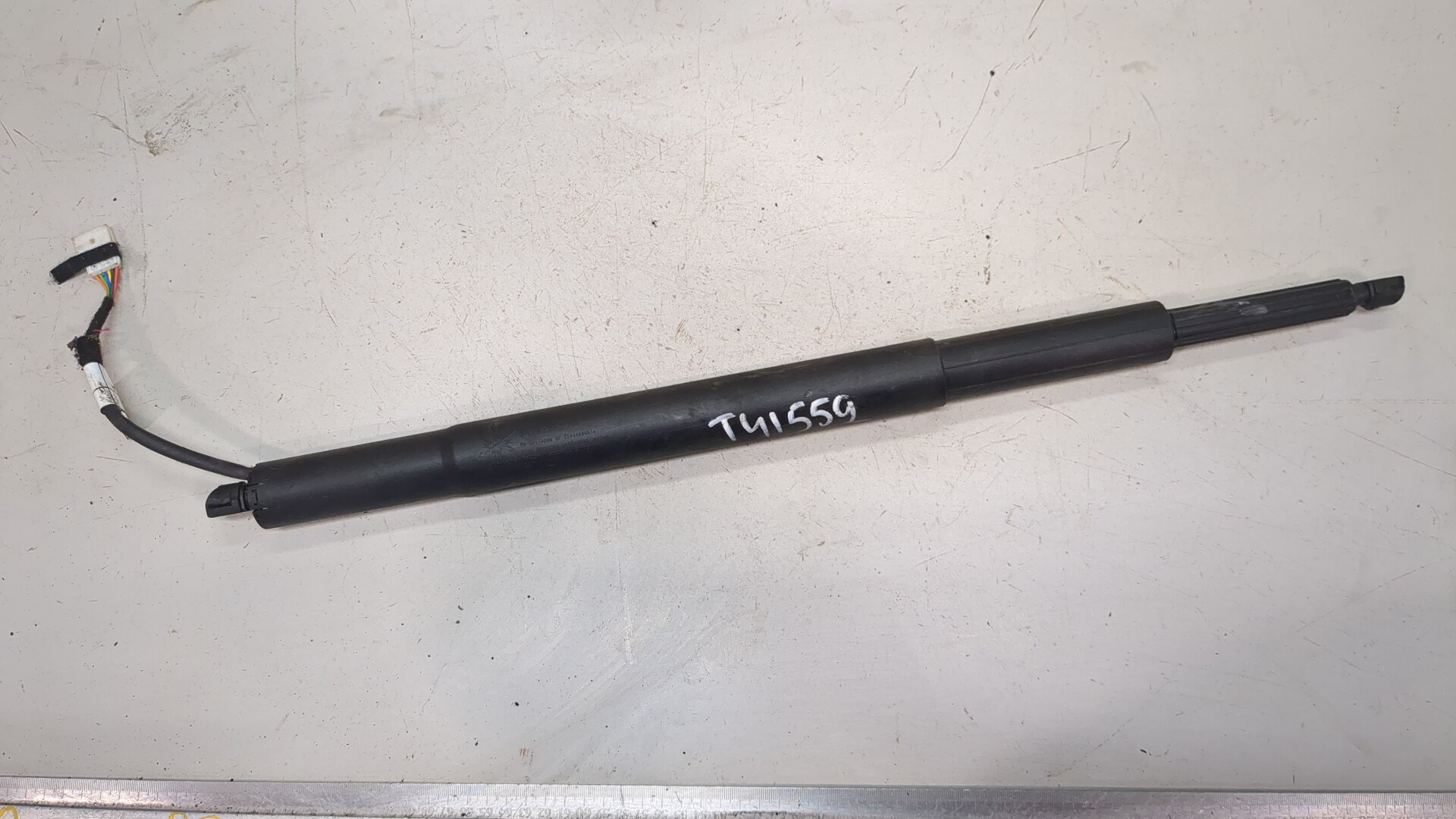 Амортизатор крышки багажника