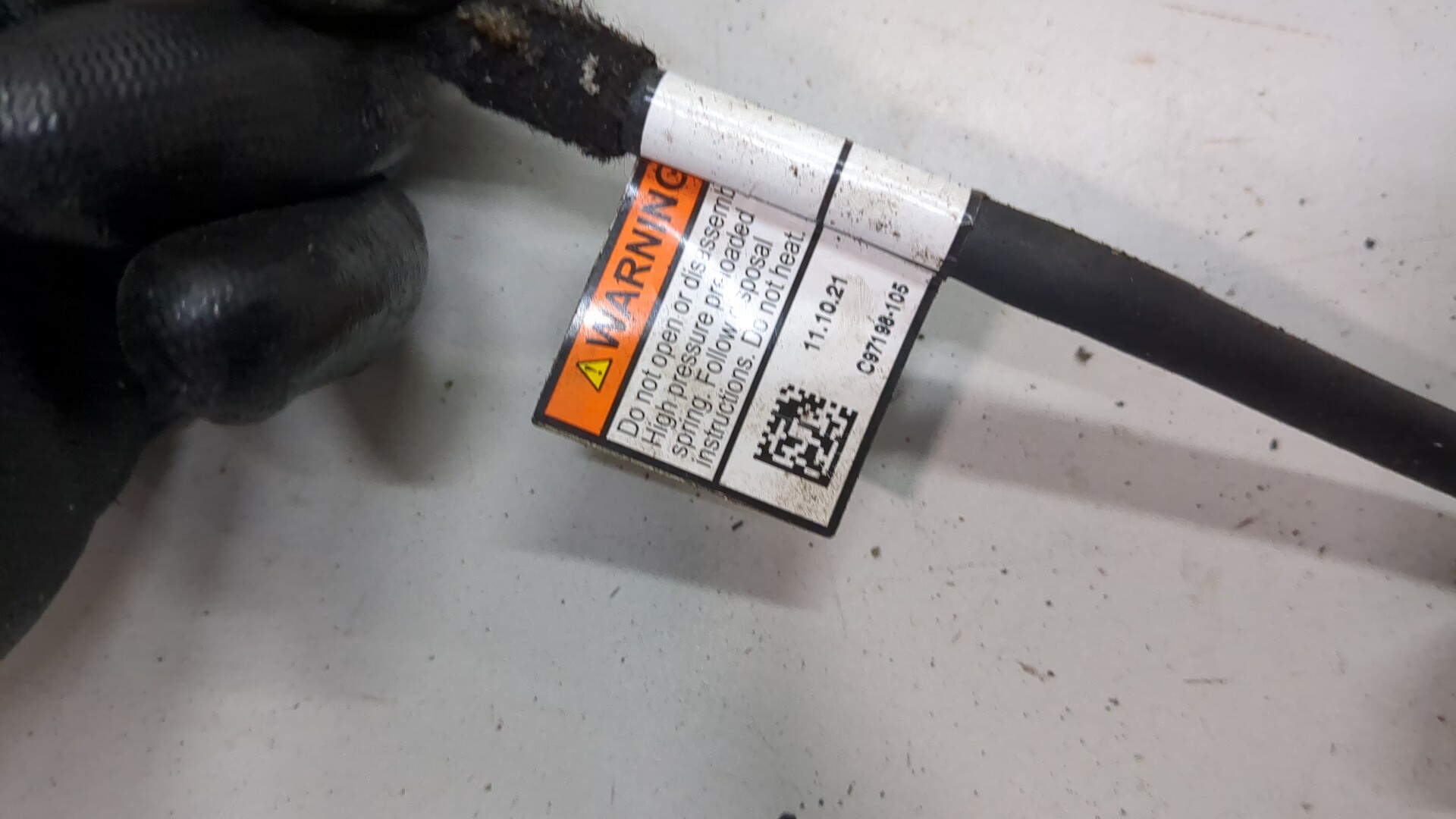 Амортизатор крышки багажника