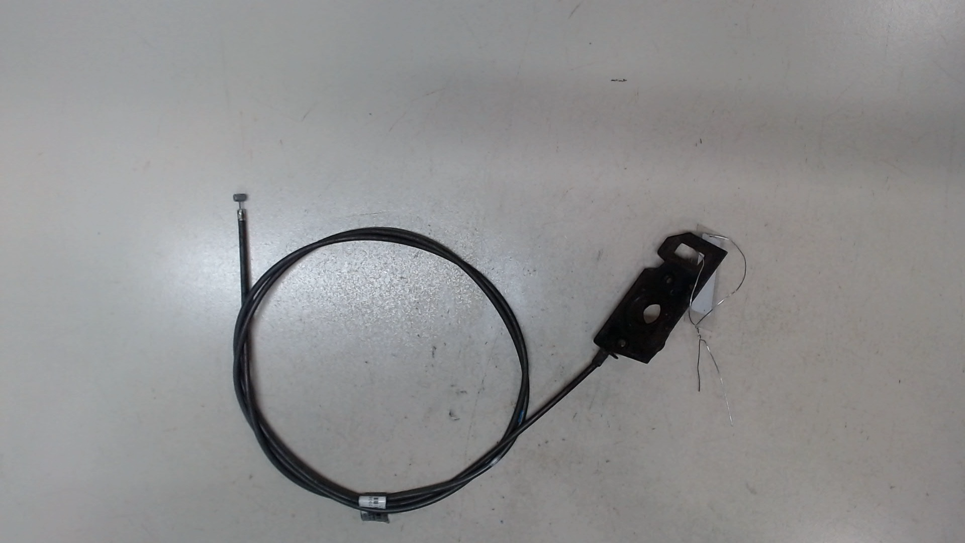 Трос открывания капота