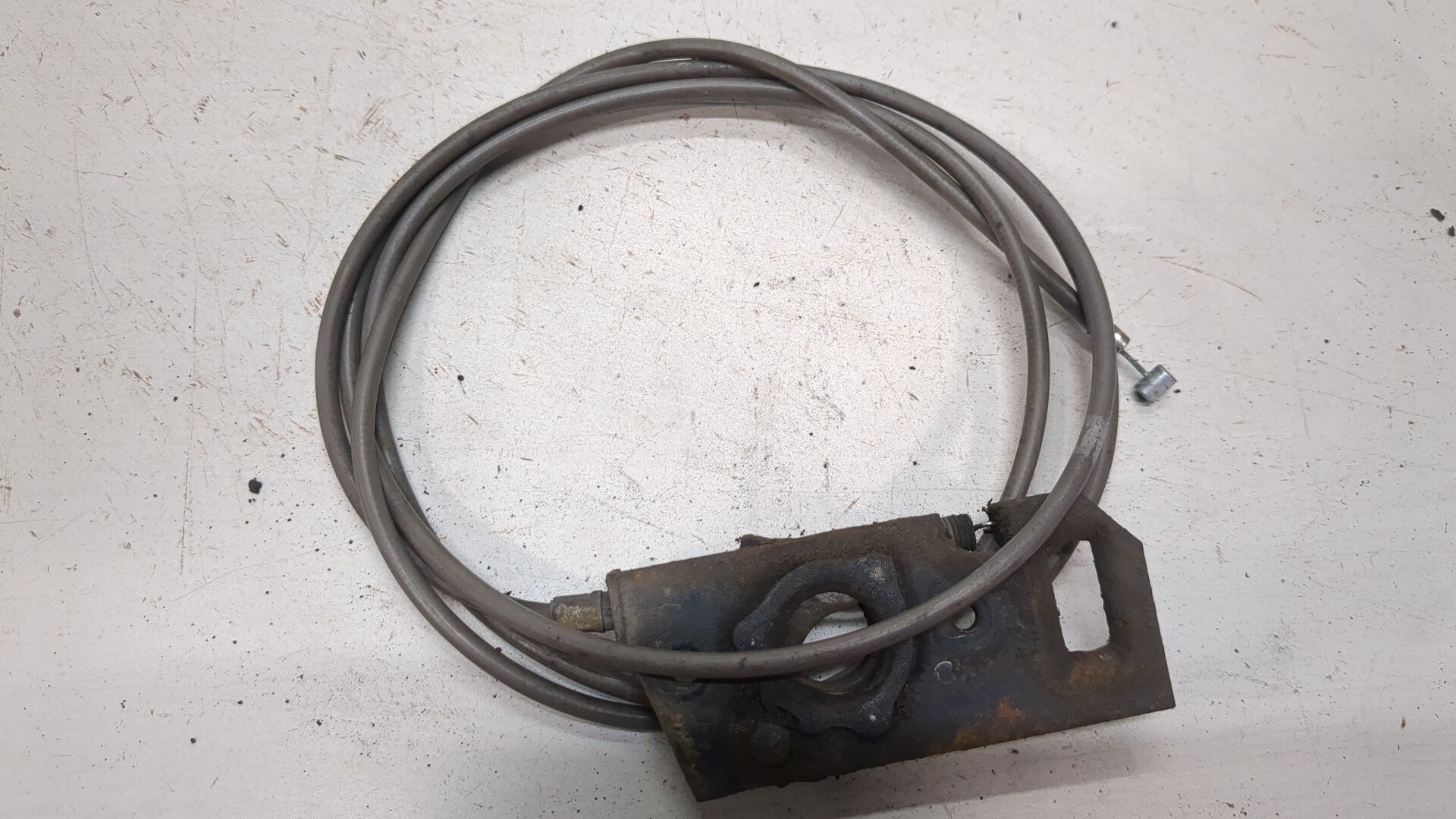 Трос открывания капота