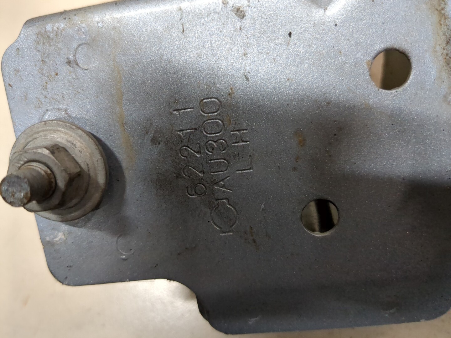 Кронштейн усилителя переднего бампера левый