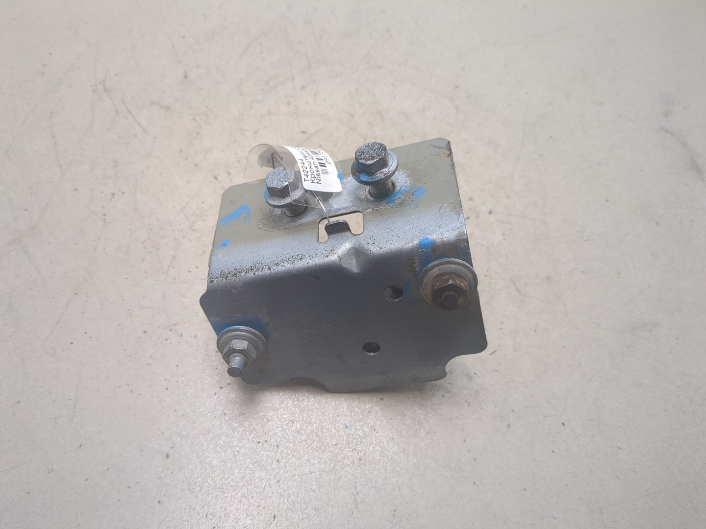 Кронштейн усилителя переднего бампера левый